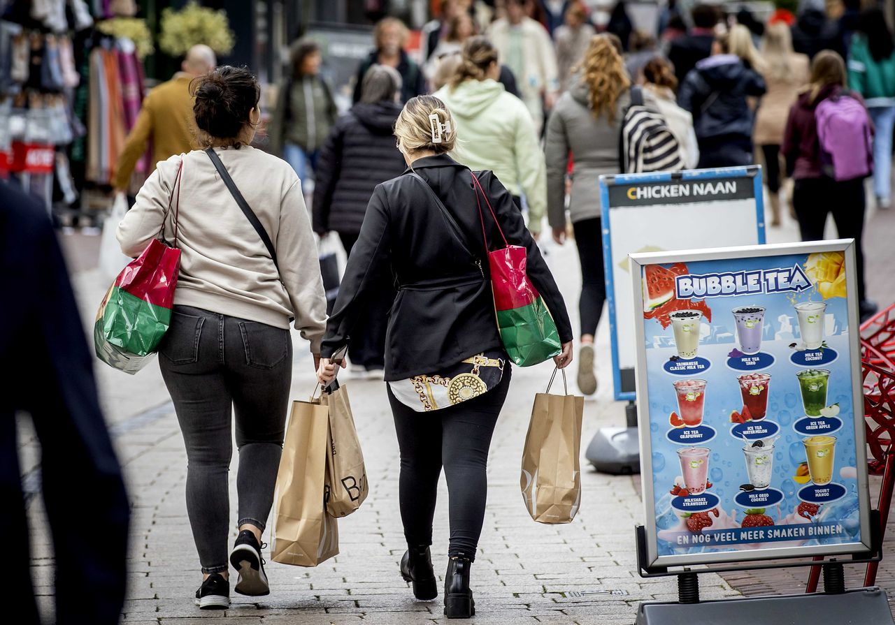 Mensen winkelen in het centrum van Arnhem. Winkelen is door de huidige inflatie duurder geworden.
