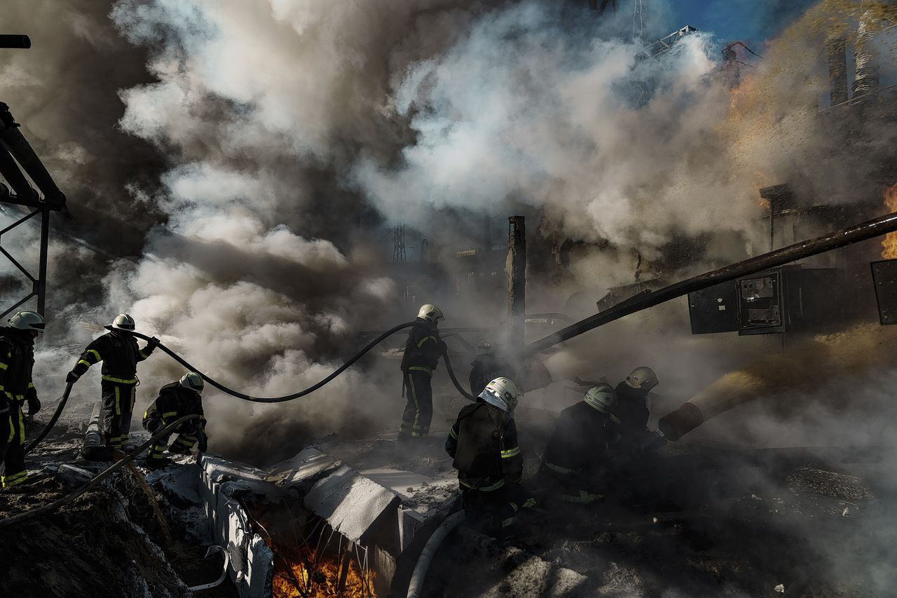 Brandweer in Kiev blust een energiecentrale na een Russische aanval op 10 oktober.