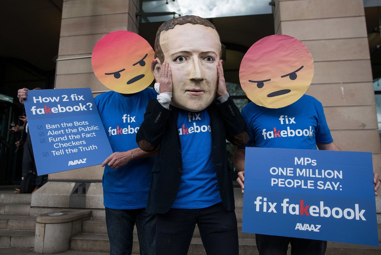 Demonstranten bij een hoorzitting van de parlementaire commissie die de invloed van Facebook op de Britse verkiezingen onderzocht in 2018.