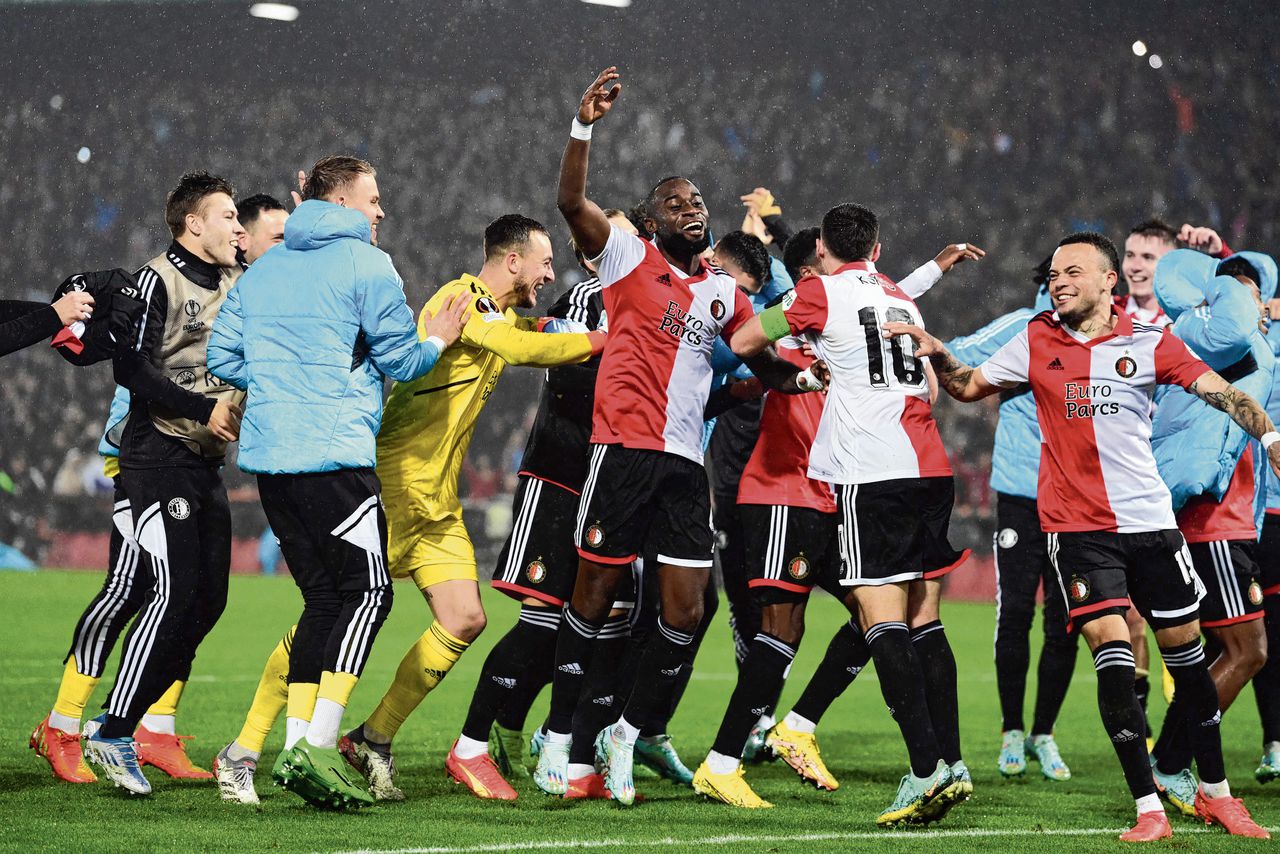 De ploeg van Feyenoord viert feest in de Kuip na de 1-0 overwinning op Lazio Roma, waardoor de club overwintert in de Europa League.
