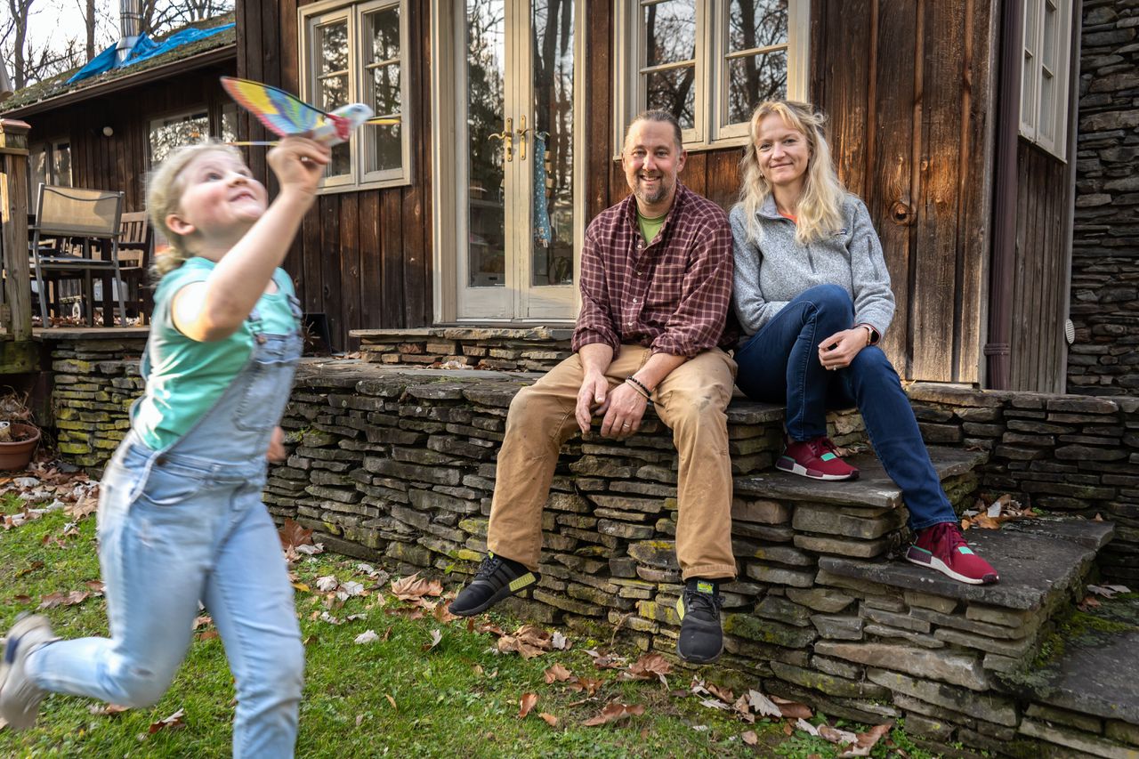 Scott en Ineka Pirovitz met hun tienjarige dochter Evie, bij hun woning in de prachtige bossen van Orange County, New York.