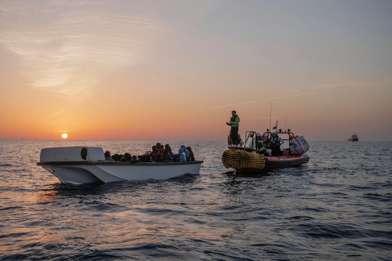 Migranten wachtten op 26 oktober om gered te worden door bemanningsleden van het ngo-reddingsschip Ocean Viking in de Middellandse Zee.