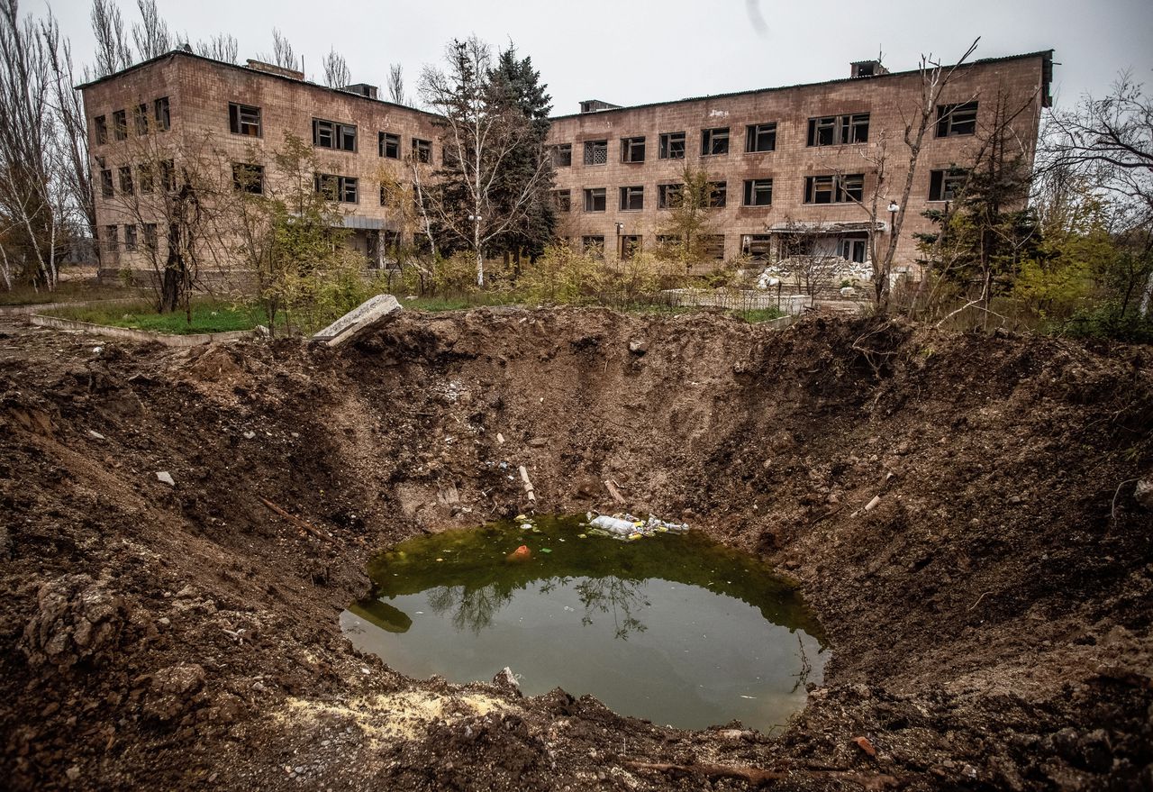 Een krater van een Russische bom in het Oekraïense stadje Siversk. Volgens recent onderzoek is tijdens de oorlog in Oekraïne evenveel CO2 uitgestoten als in Nederland in dezelfde periode.