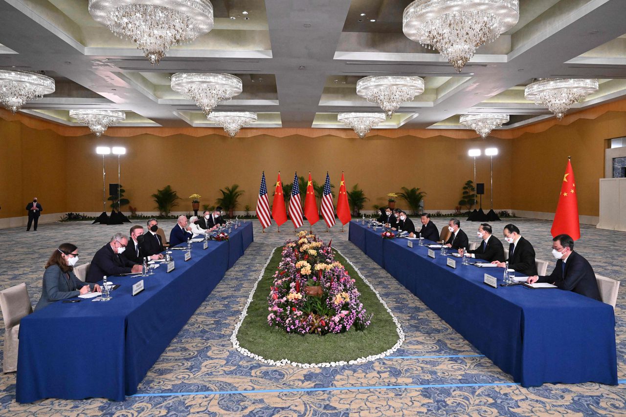 De Amerikaanse president Joe Biden (links) en de Chinese president Xi Jinping (rechts) maandag tijdens hun ontmoeting in Bali, voorafgaand aan de G20-top.