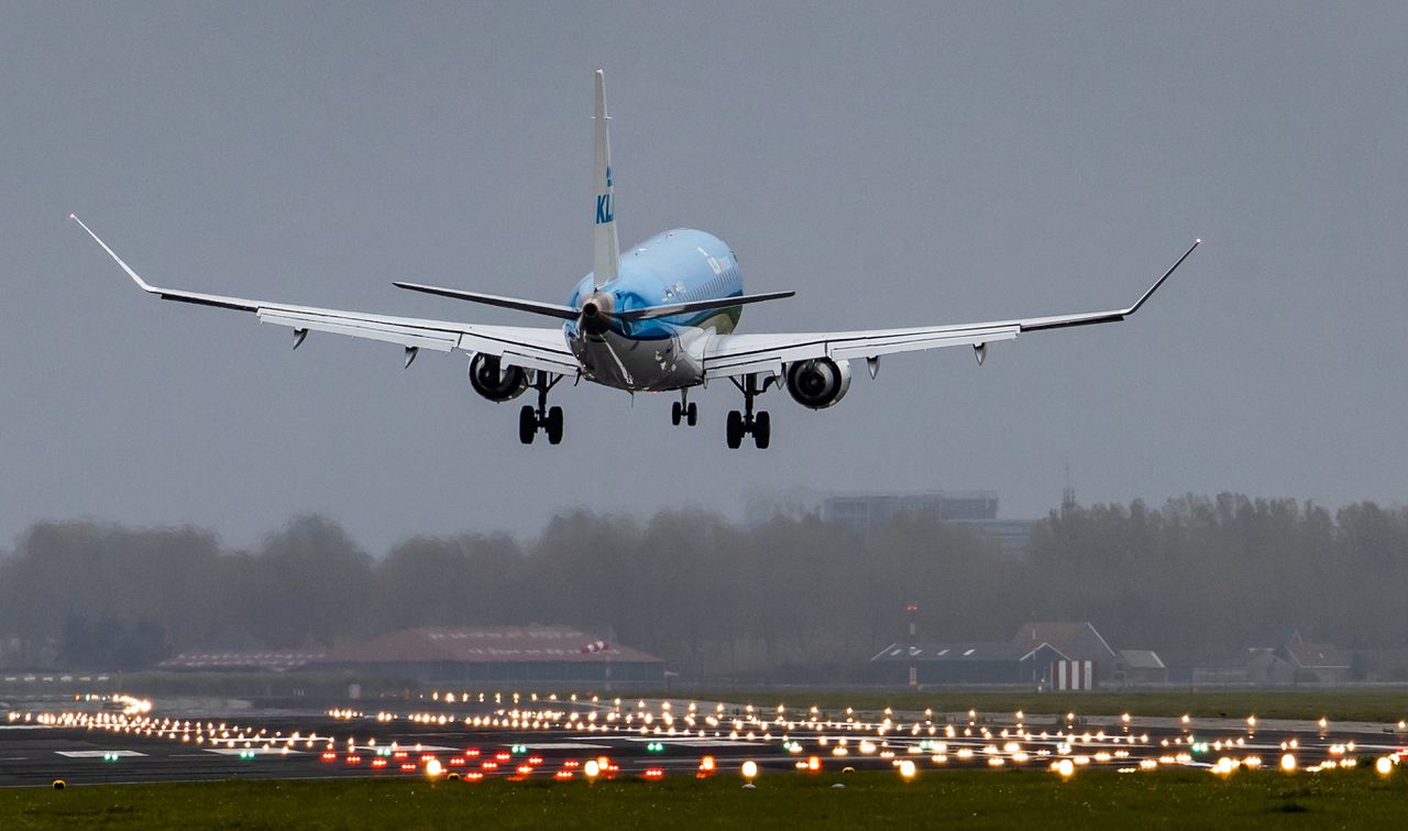 Een KLM-toestel landt op Schiphol. KLM is veruit de grootste gebruiker van de luchthaven.