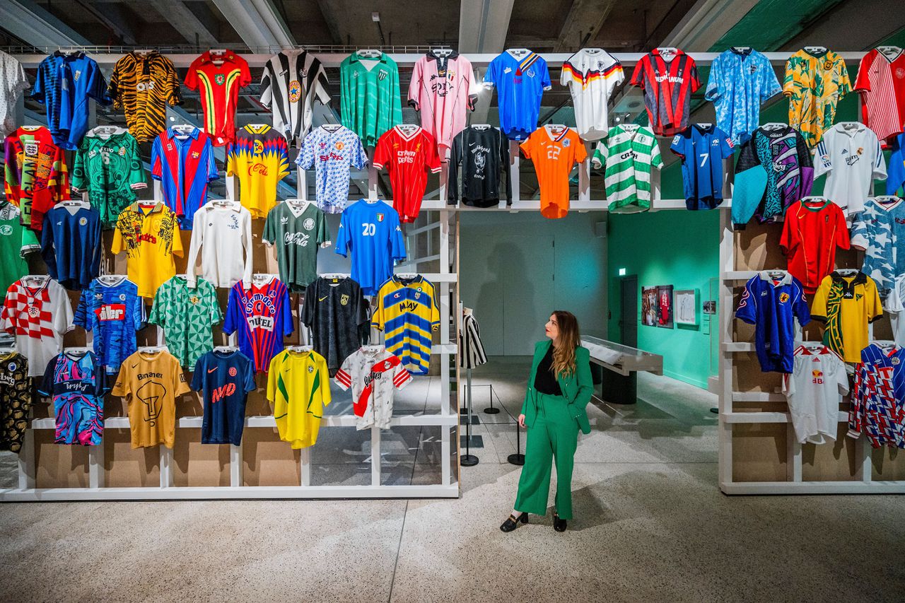 Deze verzameling voetbalshirts was te zien op de tentoonstelling Football: Designing the Beautiful Game, die van april tot augustus te zien was in het Design Museum in Londen.