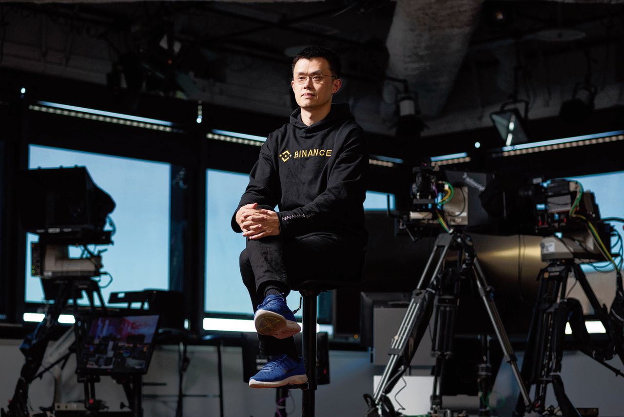 Changpeng Zhao poseert voor fotografen, kort na een televisie-interview bij Bloomberg in Tokio.