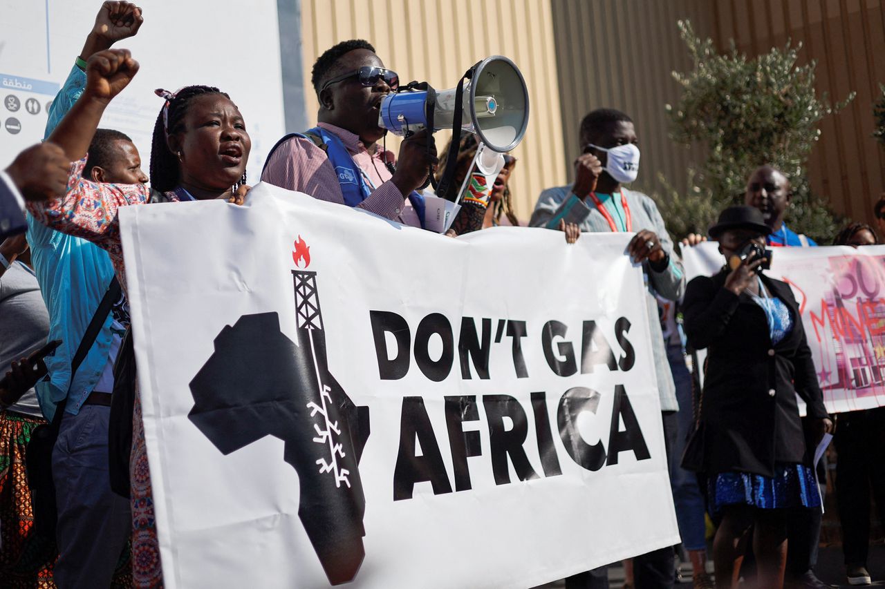 Demonstranten op de klimaattop in Sharm-el-Sheikh verzetten zich tegen meer gaswinning in Afrika. „Veel Afrikaanse landen ontdekken nu juist nieuwe fossiele bronnen.”