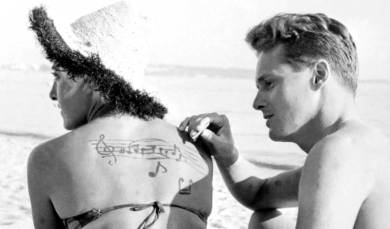 Componist Ned Rorem in 1955 op het strand van Cannes.