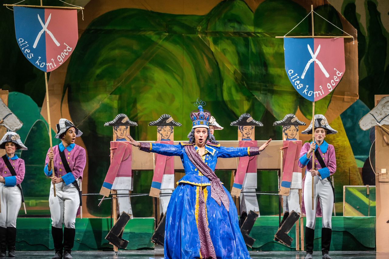 Raoul Steffani als de Koningin met op de achtergrond de Heggenschaarhuzaren in Steef de Jongs ‘Operetta Land’.