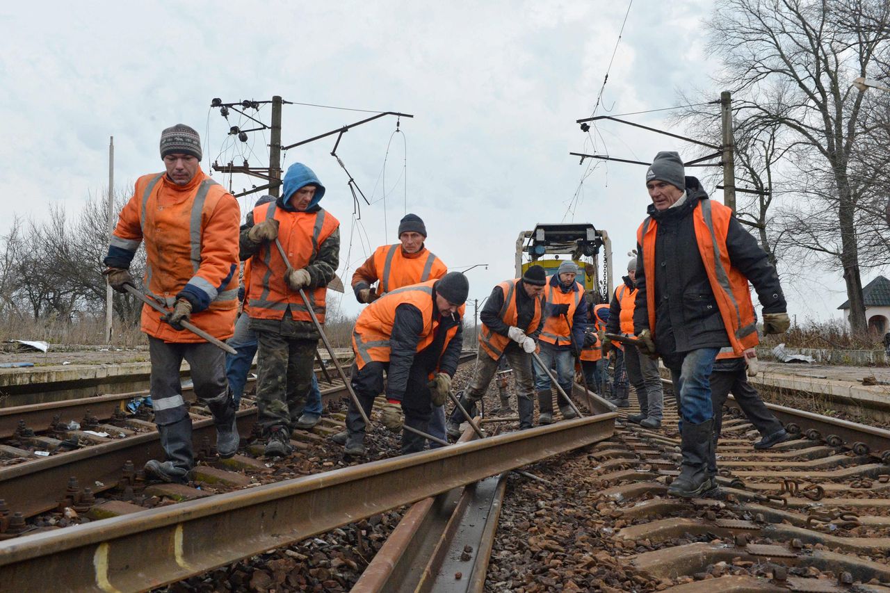 Medewerkers van de spoorwegen vervangen vrijdag rails bij het Prudjanka station in het noorden van de regio Charkov, die zijn beschadigd tijdens de oorlog in Oekraïne.