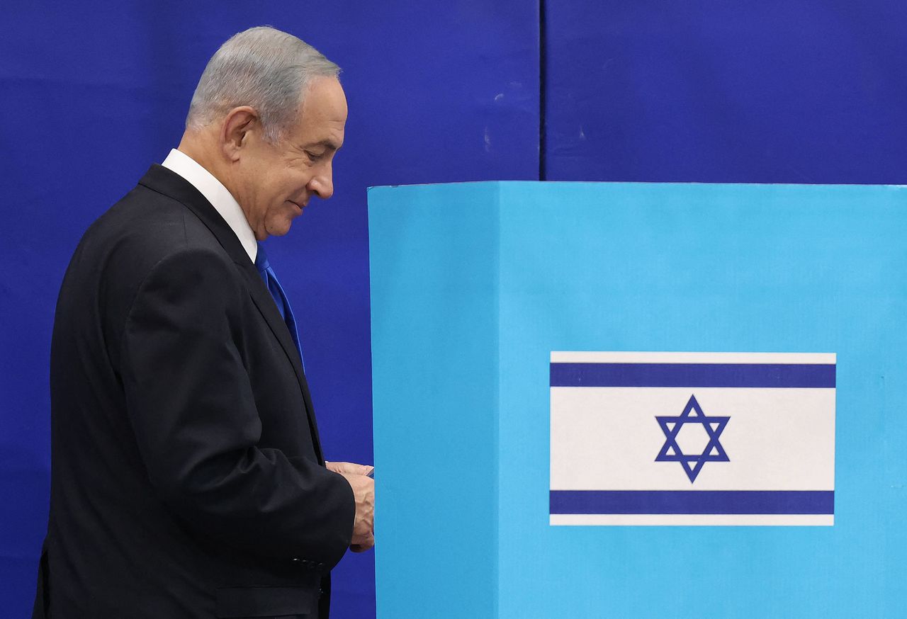 Likoed-leider Benjamin Netanyahu brengt zijn stem uit bij de Israëlische parlementsverkiezingen.