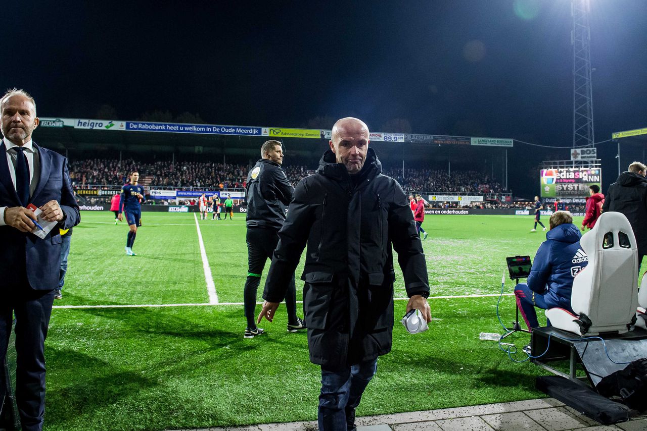 Ajax-trainer Alfred Schreuder verlaat teleurgesteld het veld na het 3-3 gelijkspel van zijn ploeg tegen FC Emmen.