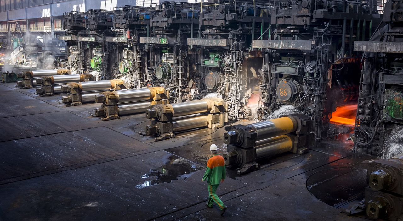 Plakken staal worden tot rollen staal uitgewalst in de walserij van staalbedrijf Tata Steel in IJmuiden.