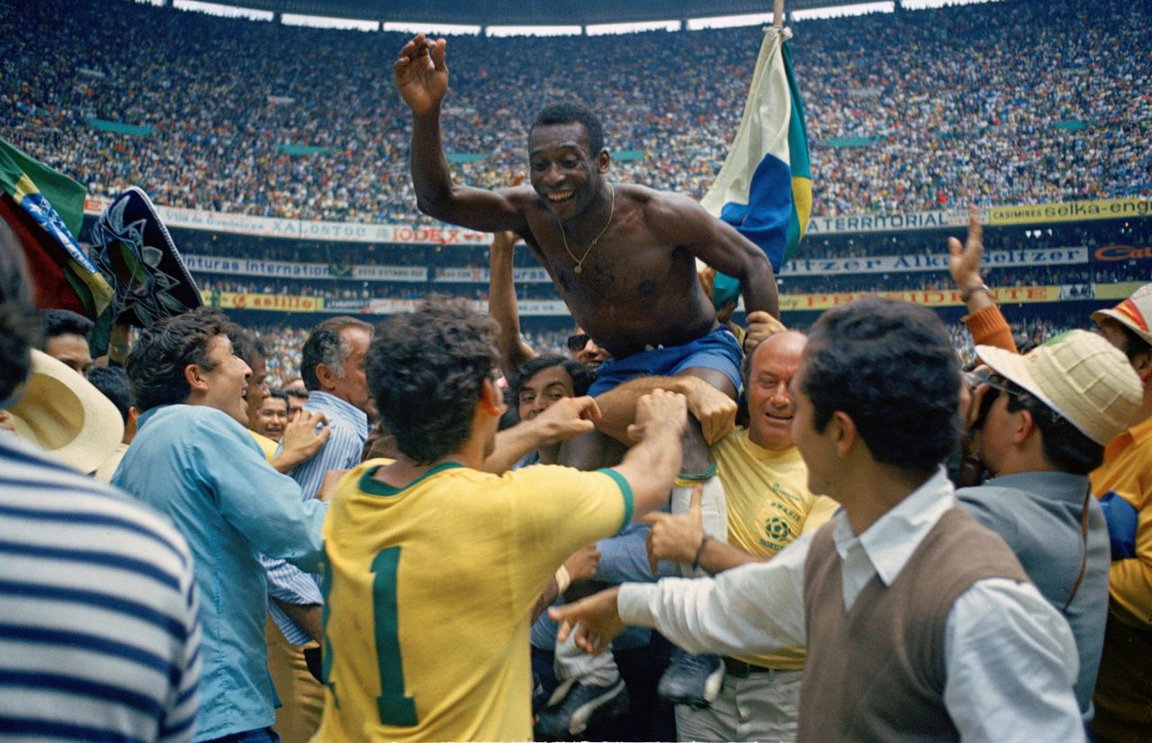 Pelé kon zeer emotioneel worden, huilde vaak op de schouders van ploeggenoten en supporters, zoals in 1970 na het behalen van de wereldtitel in Mexico.