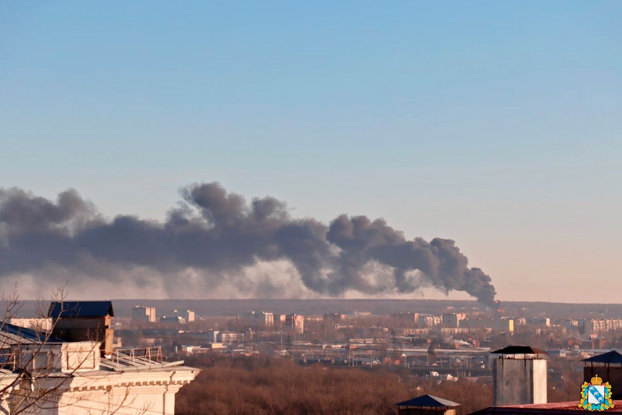 Dinsdag werd, na eerdere explosies op militaire vliegbases elders in Rusland, ook het vliegveld van Koersk getroffen.