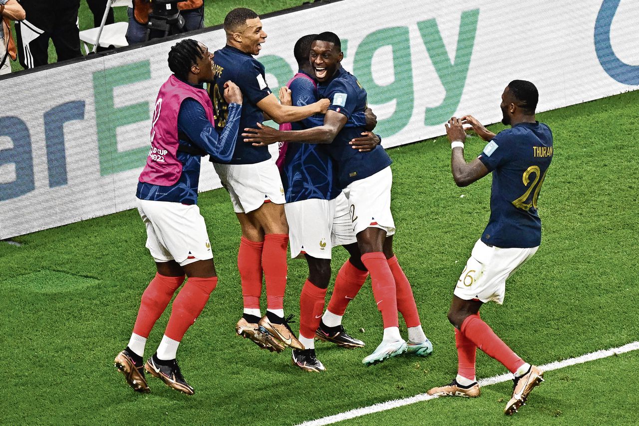 De Franse spelers vieren het doelpunt van Randal Kolo Munai (tweede van rechts), die de 2-0 maakte tegen Marokko in de halve finale.