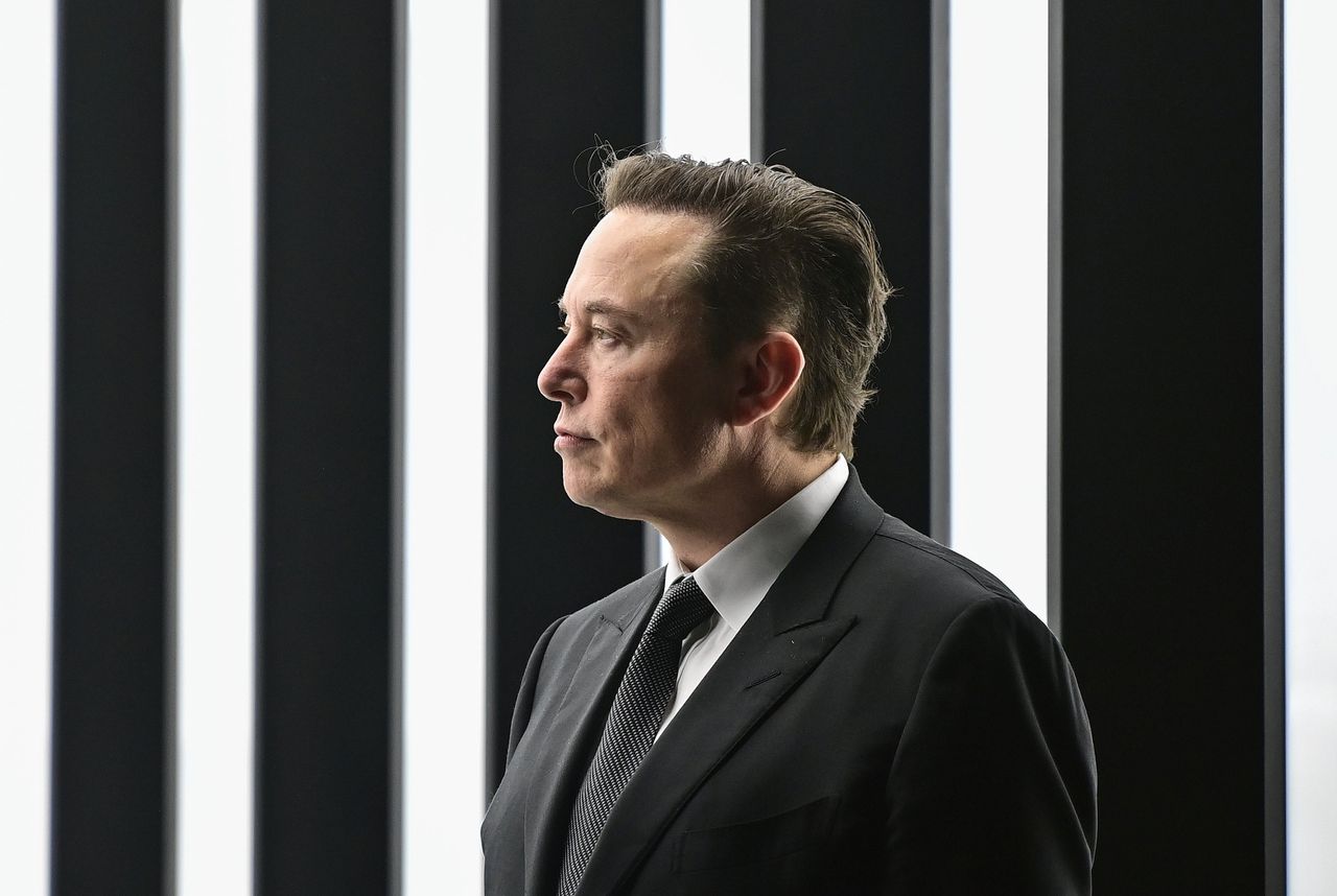 Elon Musk bij de opening van een Tesla-fabriek in Duitsland in maart.