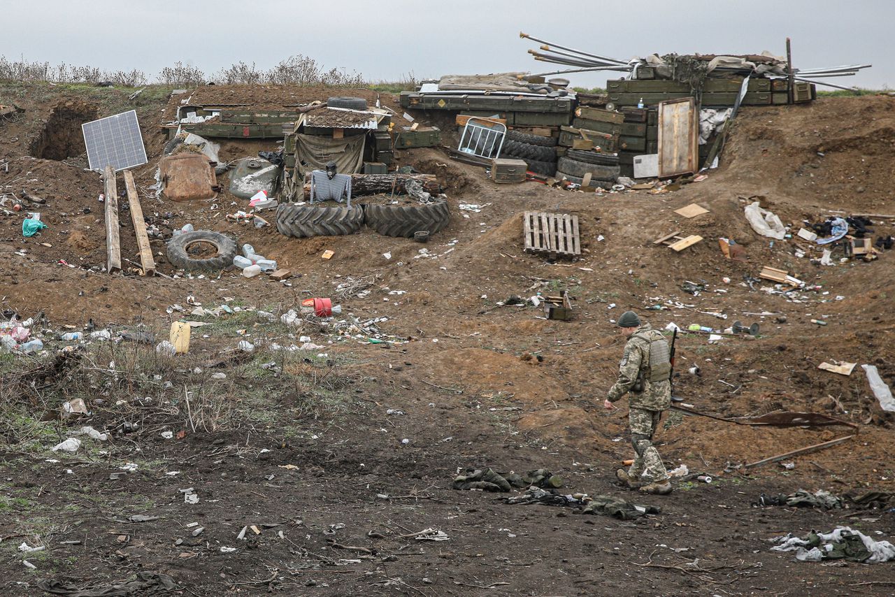 Oekraïense militair bij spullen die het Russische leger heeft achtergelaten in de omgeving van het dorp Myrne.