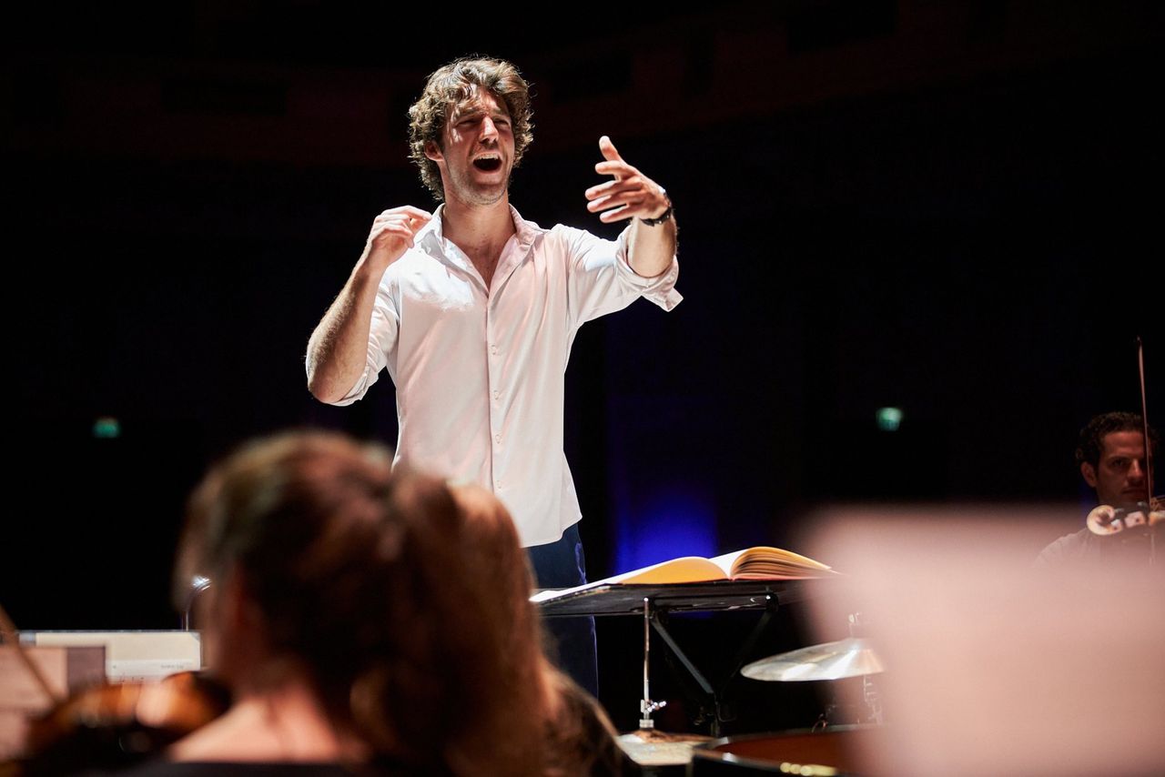 Lorenzo Viotti dirigeert het Nederlands Philharmonisch Orkest.