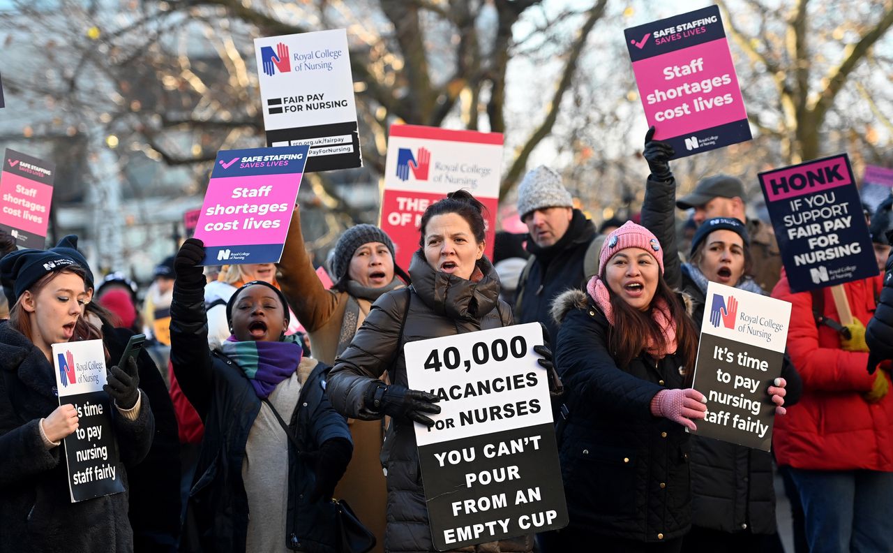 Verpleegkundigen demonstreren voor het St.Thomas ziekenhuis in Londen, vorig week. Zij willen dat er meer geld wordt geïnvesteerd in de zorg.