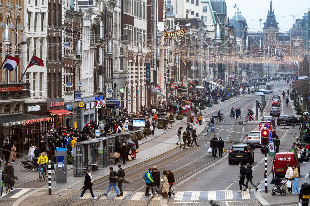 Winkelend publiek op het Damrak in Amsterdam. Volgens de centrale bank heeft de Nederlandse economie dit jaar „op volle toeren” gedraaid, herstellend van de coronacrisis.