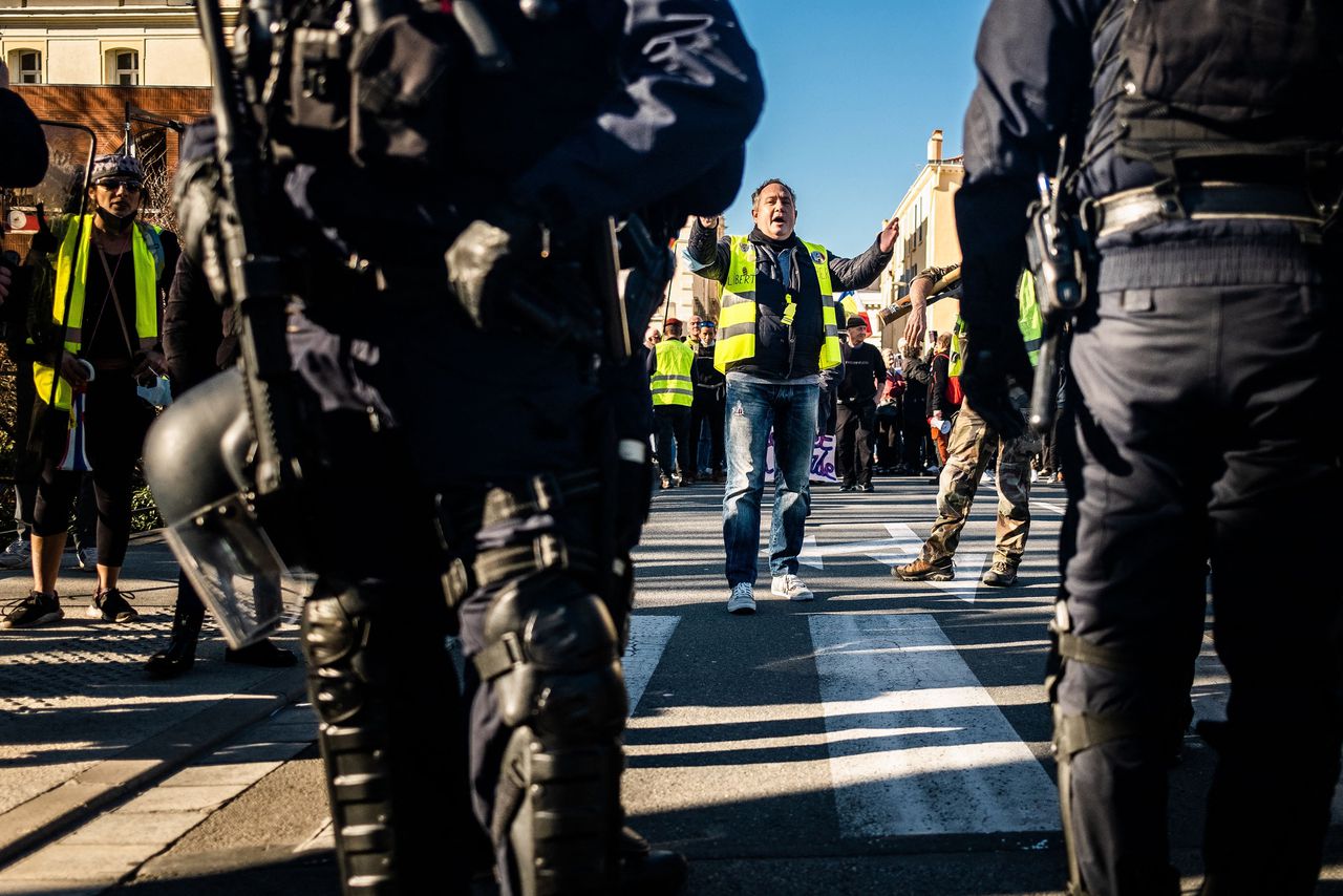 Een demonstratie van tegenstanders van coronapas in de stad Perpignan stuitte in januari 2022 op de oproerpolitie, die wilde voorkomen dat activisten de plaatselijke rechtbank zouden belagen. Daar werden drie demonstranten berecht die bij een eerdere demonstratie een parlementslid hadden aangevallen.