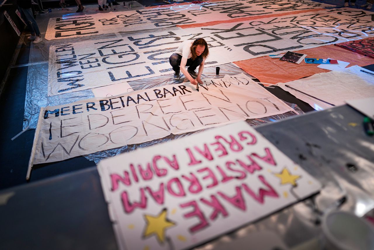 Actievoerders maken spandoeken voor het Woonprotest, dat in september 2021 in Amsterdam plaatsvond.