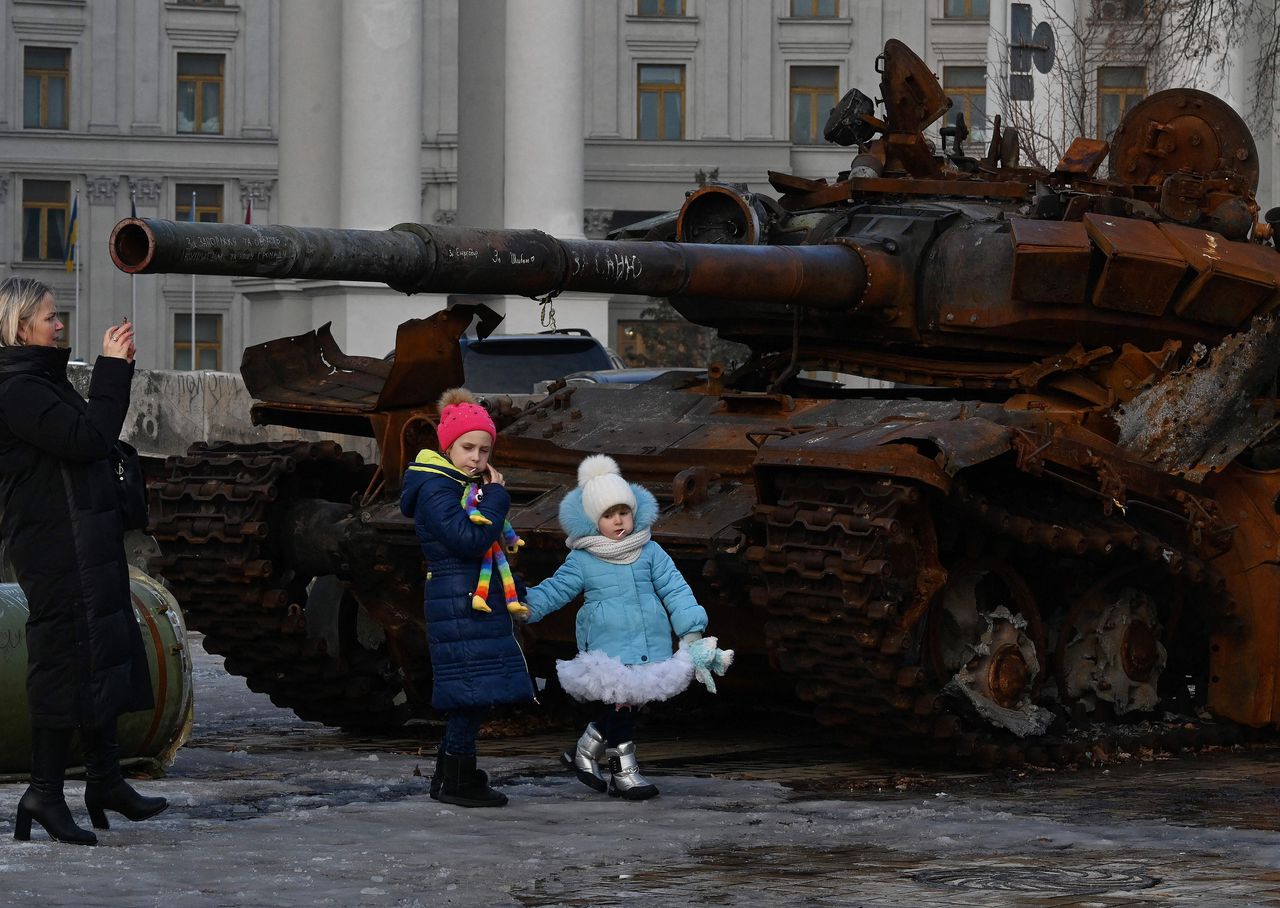 Kiev, vorige week: Oekraïense kinderen bij een vernietigde Russische tank.