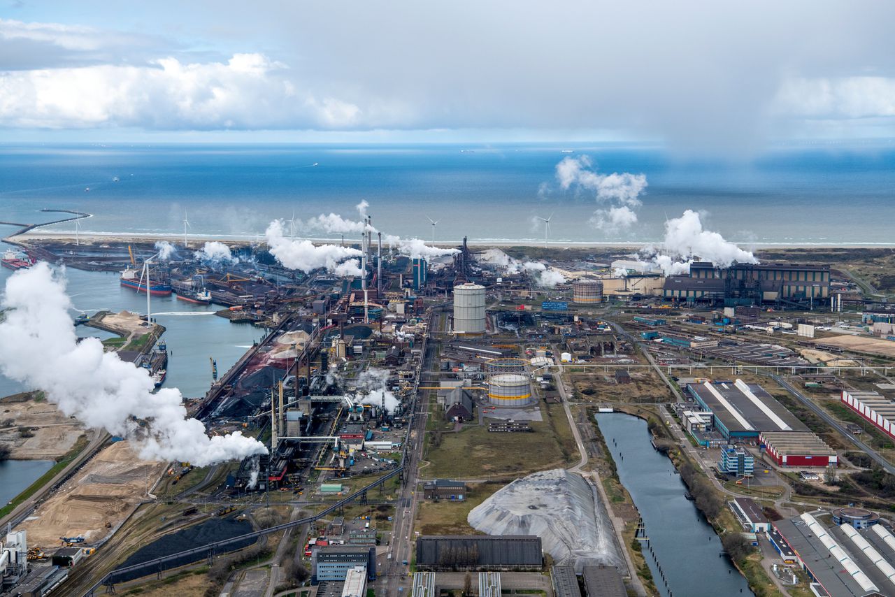 Het complex van Tata Steel in IJmuiden. Tata Steel en Dow Chemical nemen samen 10 procent van de Nederlandse CO2-uitstoot voor hun rekening.