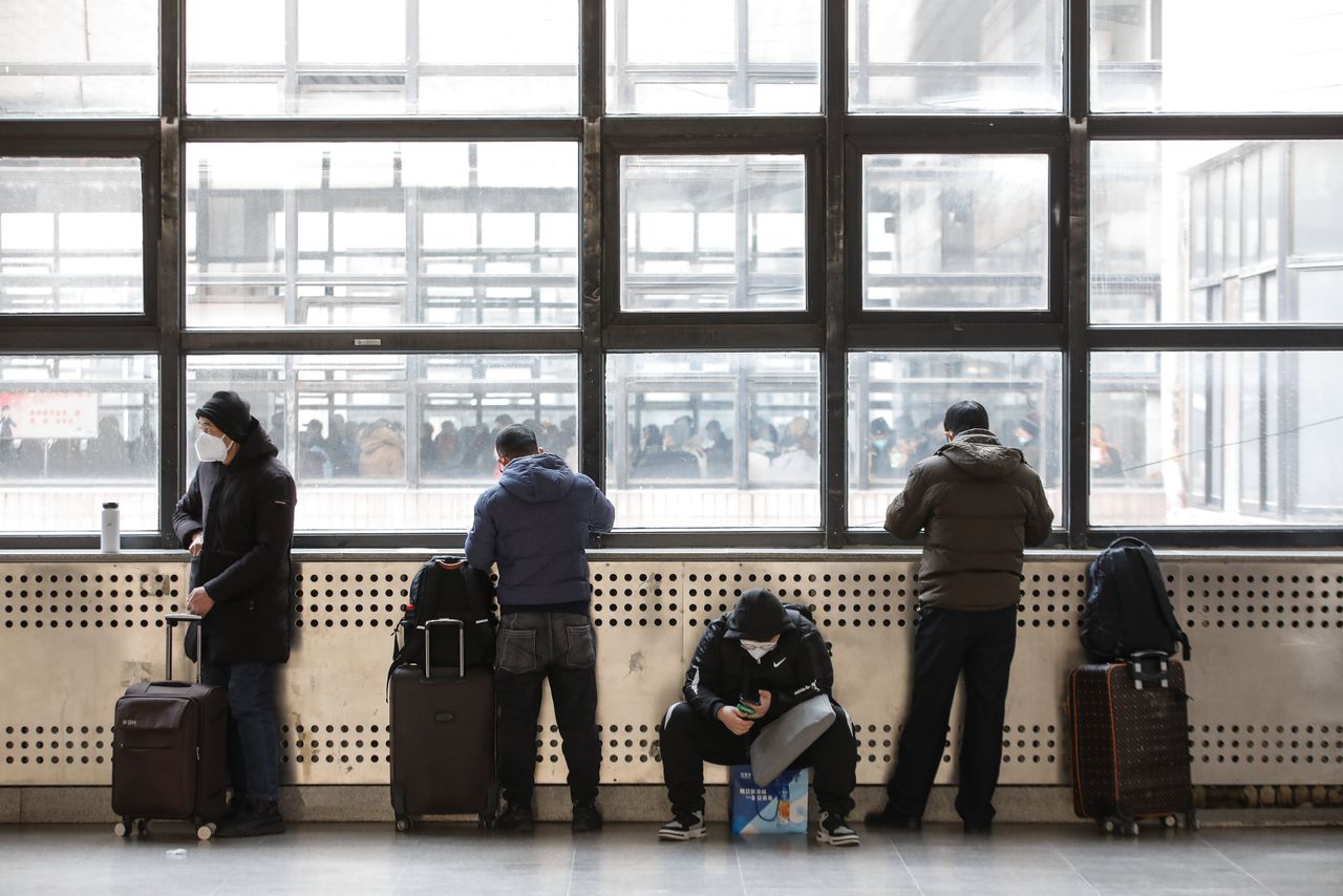 Reizgers wachten in een station in Beijing.