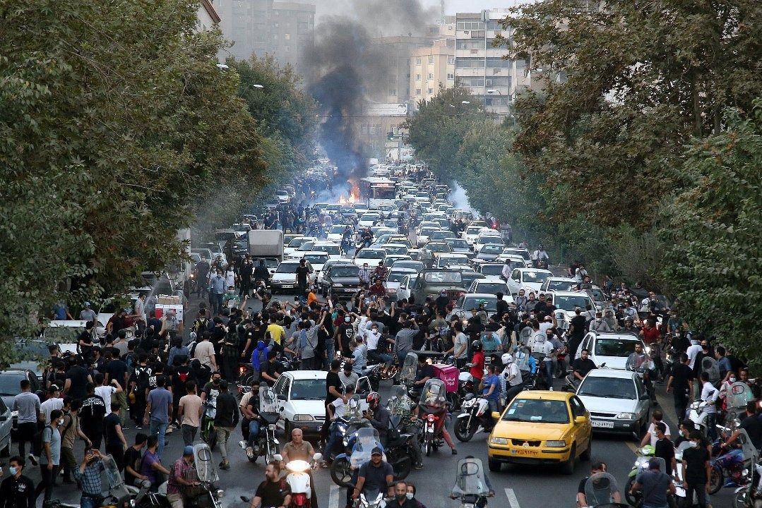 Straatprotest in Teheran in september, kort na de dood van Mahsa Amini. De autoriteiten reageerden met veel geweld en met strenge internetcensuur om de demonstraties de kop in te drukken.