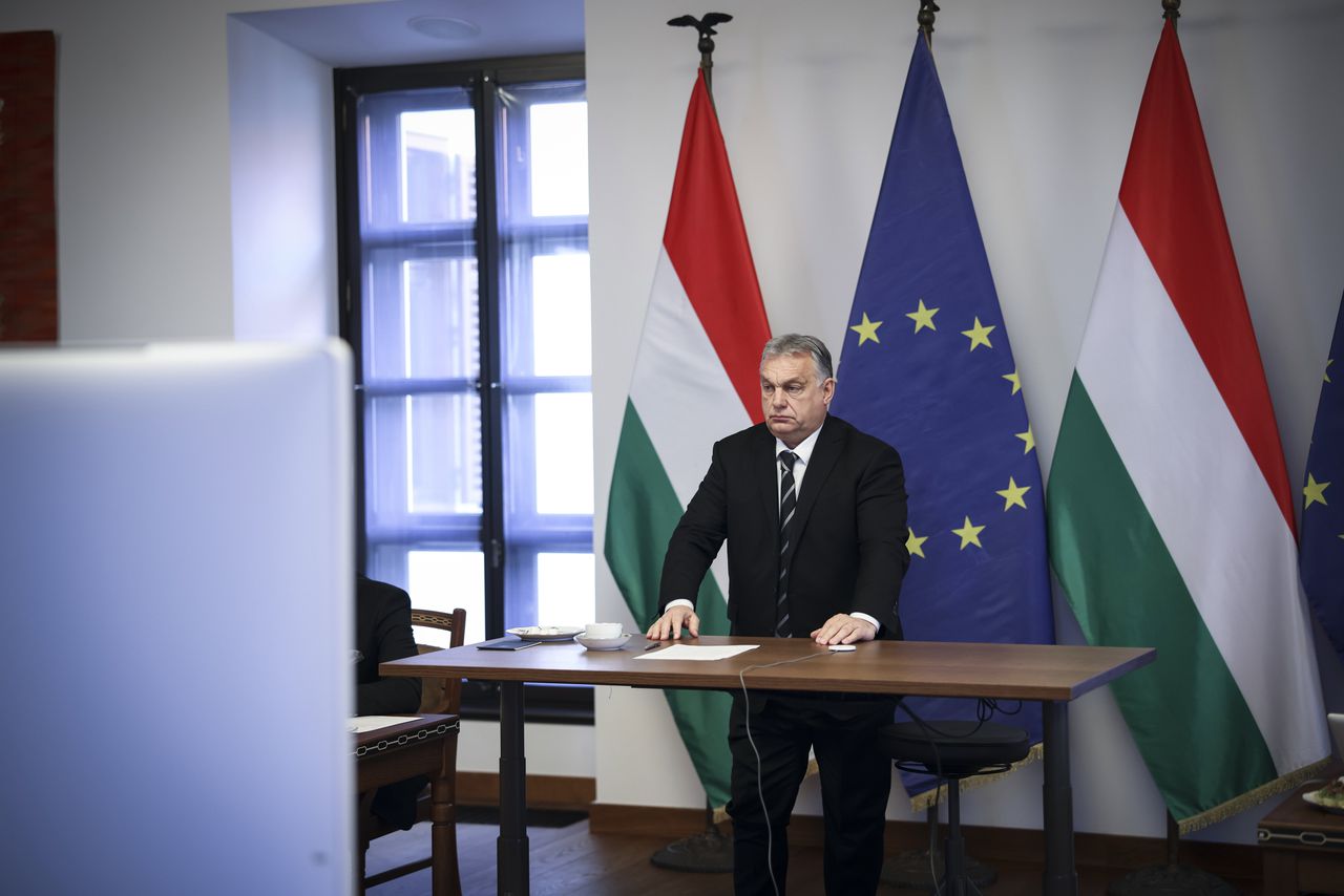 De Hongaarse leider Viktor Orbán tijdens een videovergadering met EU-voorzitter Charles Michel.