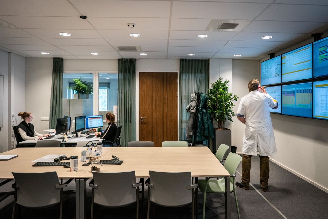 Het capaciteitscentrum van het Maasstad Ziekenhuis, waar de planning en bezetting van ziekenhuisbedden wordt gestuurd en gecontroleerd. Chirurg Jefrey Vermeulen (47) bekijkt de informatie op de schermen.