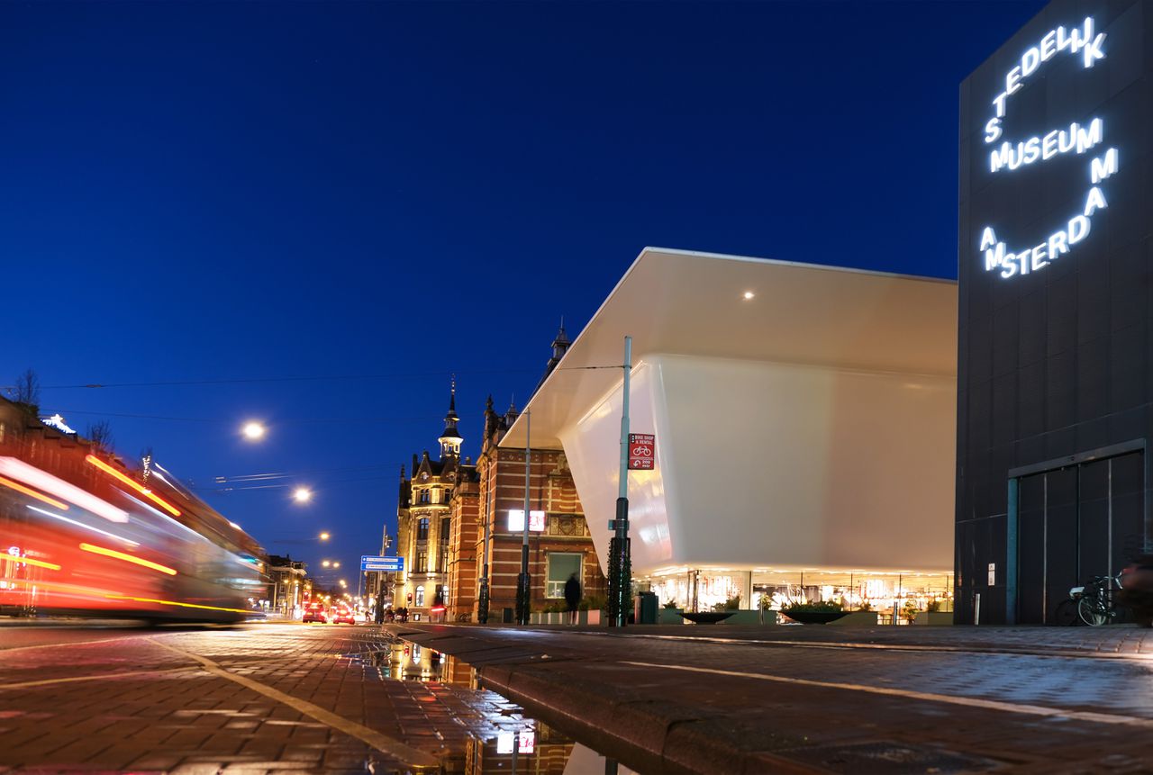 Het Stedelijk Museum op het Amsterdamse Museumplein.