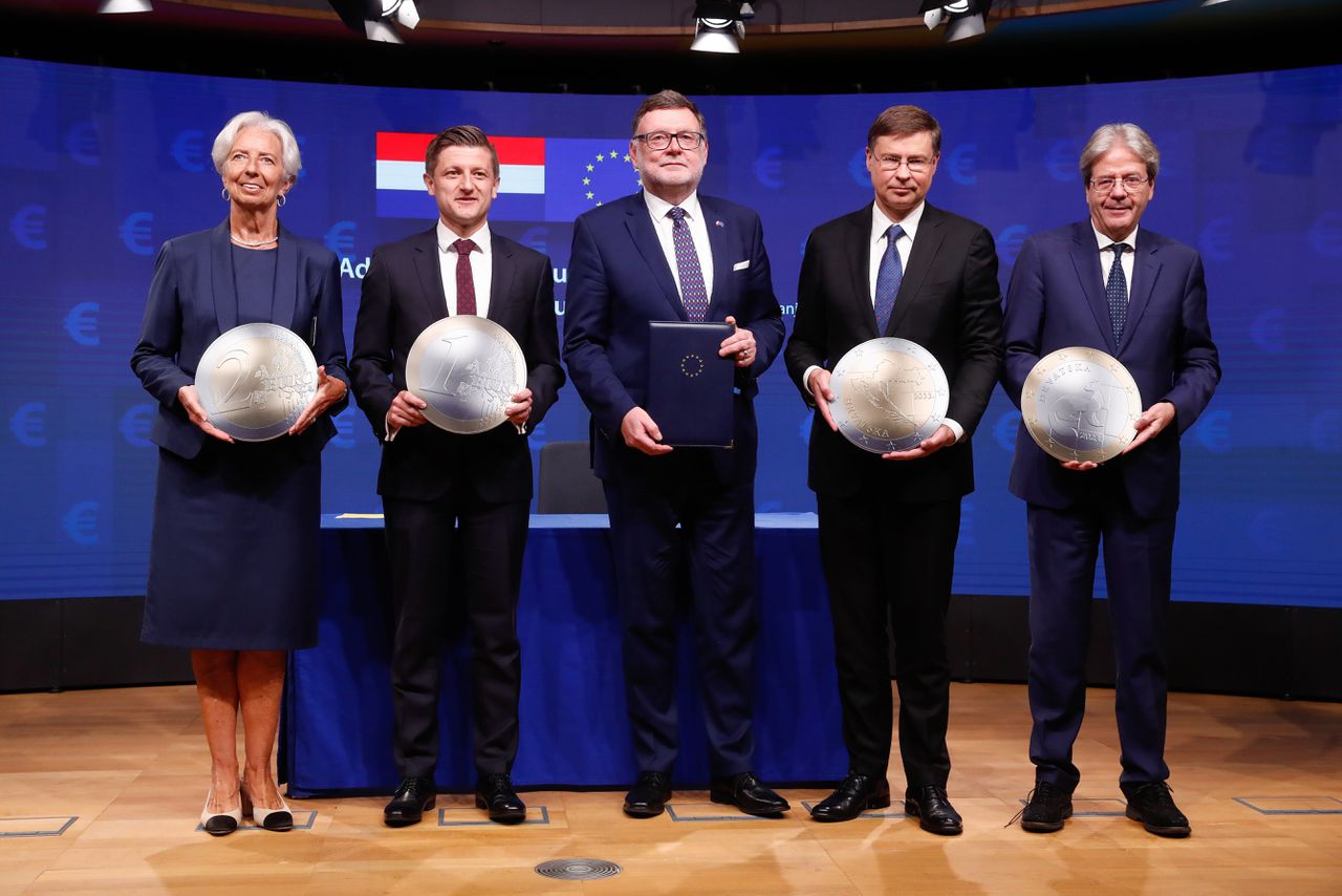 De Kroatische toetreding tot de eurozone werd op 12 juli 2022 ondertekend in Brussel. Links ECB-president Christine Lagarde, met naast haar de Kroatische minister van financiën Zdravko Maric.