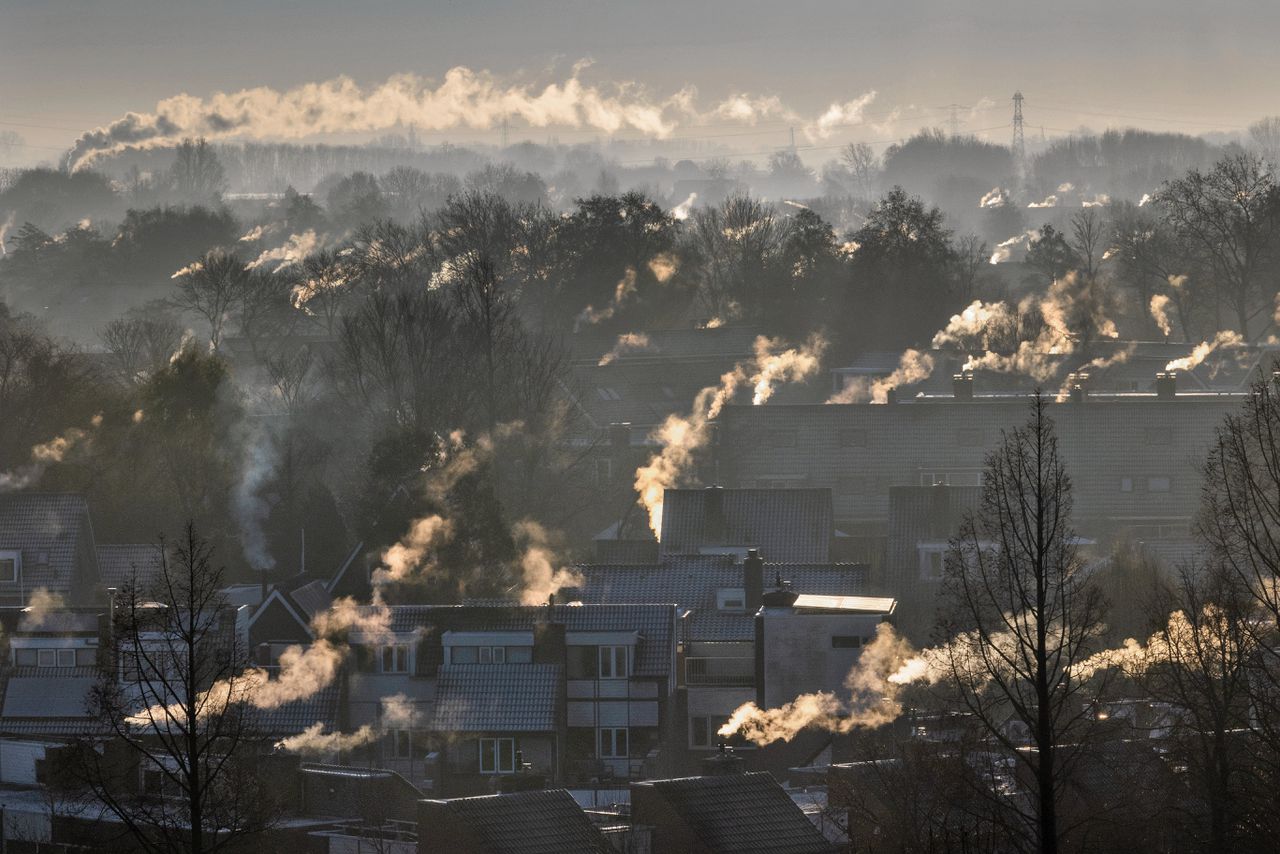 Rokende schoorstenen in Heerhugowaard tijdens een koude ochtend in de eerste winterdagen van het jaar. Door de zachte winter zijn de gasprijzen op de energiemarkt flink gedaald.