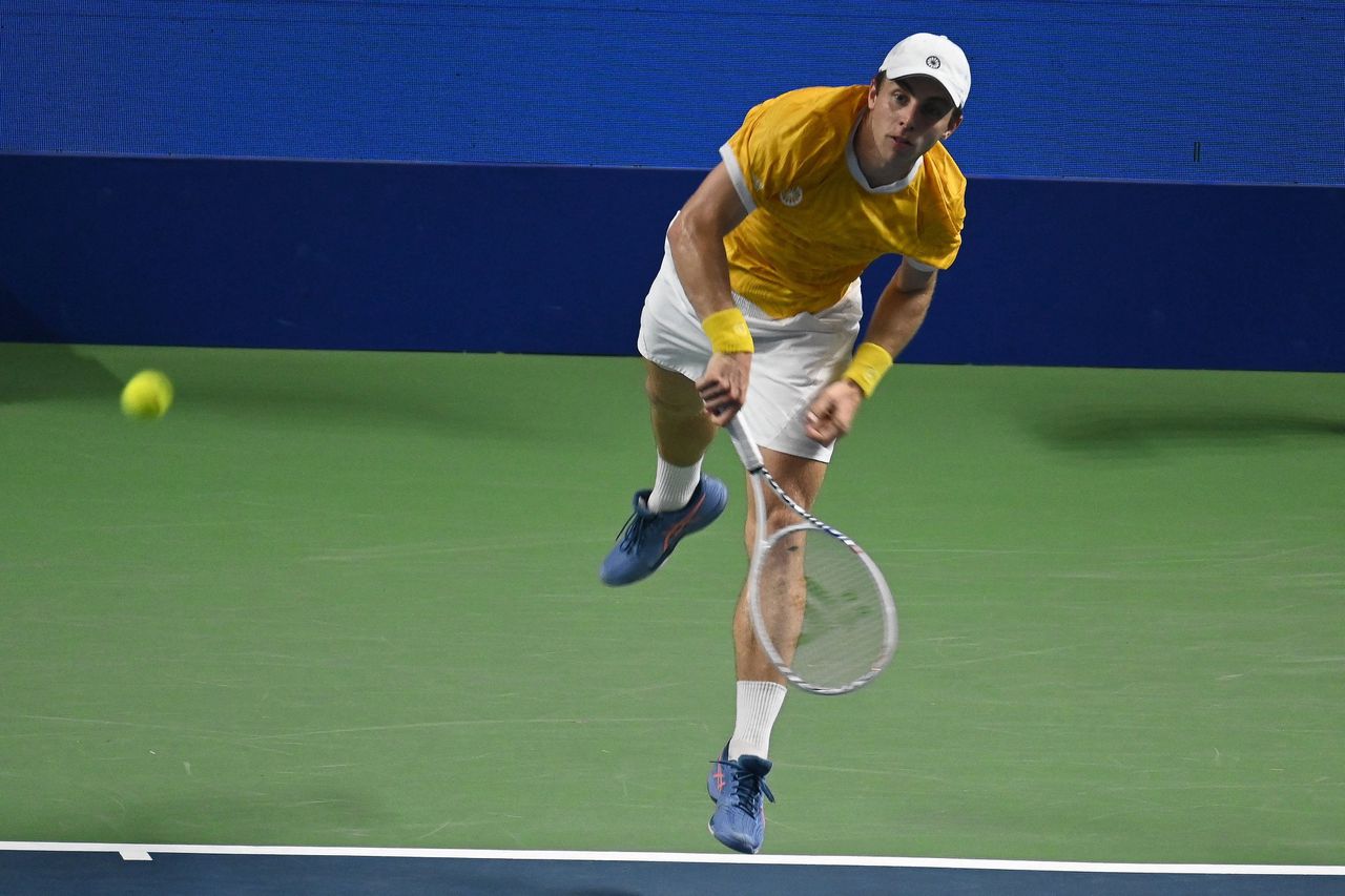 Tallon Griekspoor serveert tijdens de finale van het ATP-toernooi in Pune, India.