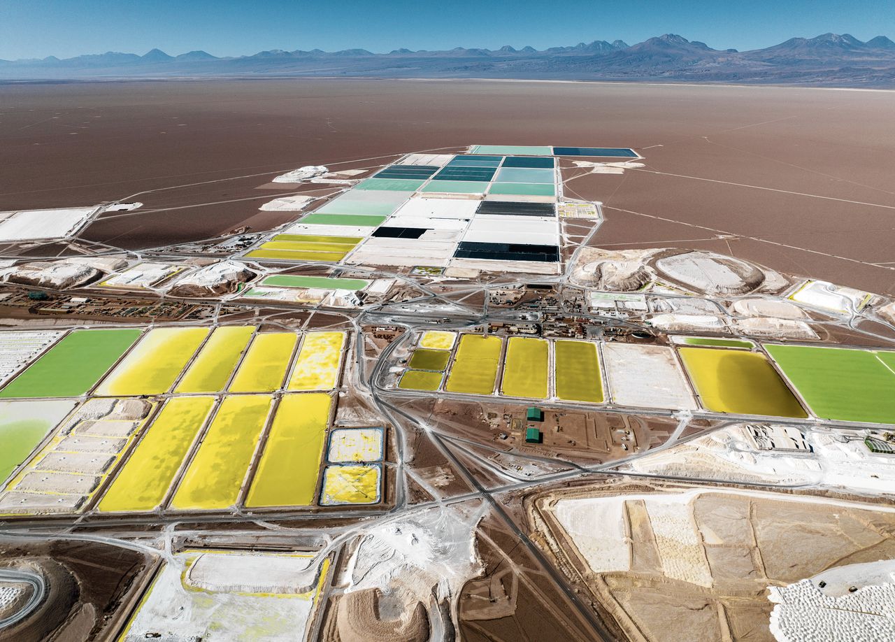 Bassins met lithiumhoudende pekel in een open mijn in de Atacama-woestijn.