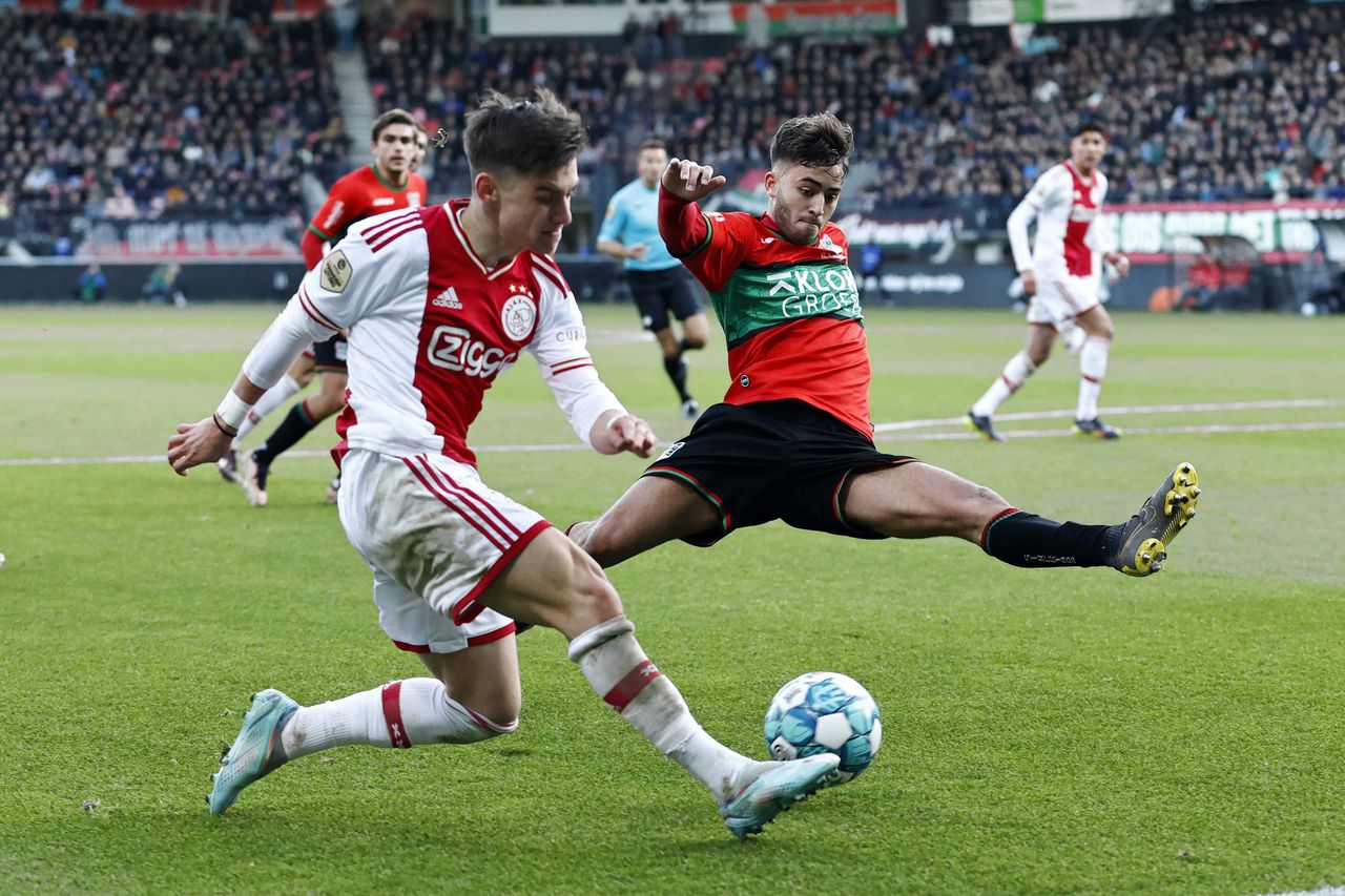 De Portugese aanvaller van Ajax Francisco Conceição geeft een voorzet onder druk van NEC-verdediger Souffian El Karouani.