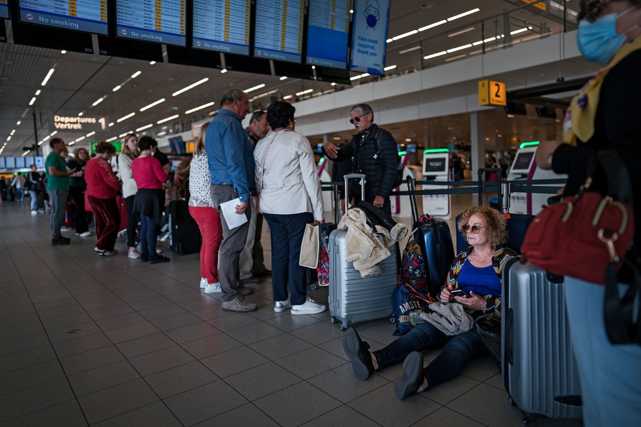 In mei vorig jaar leidden personeelstekorten tot lange rijden op de luchthaven Schiphol.