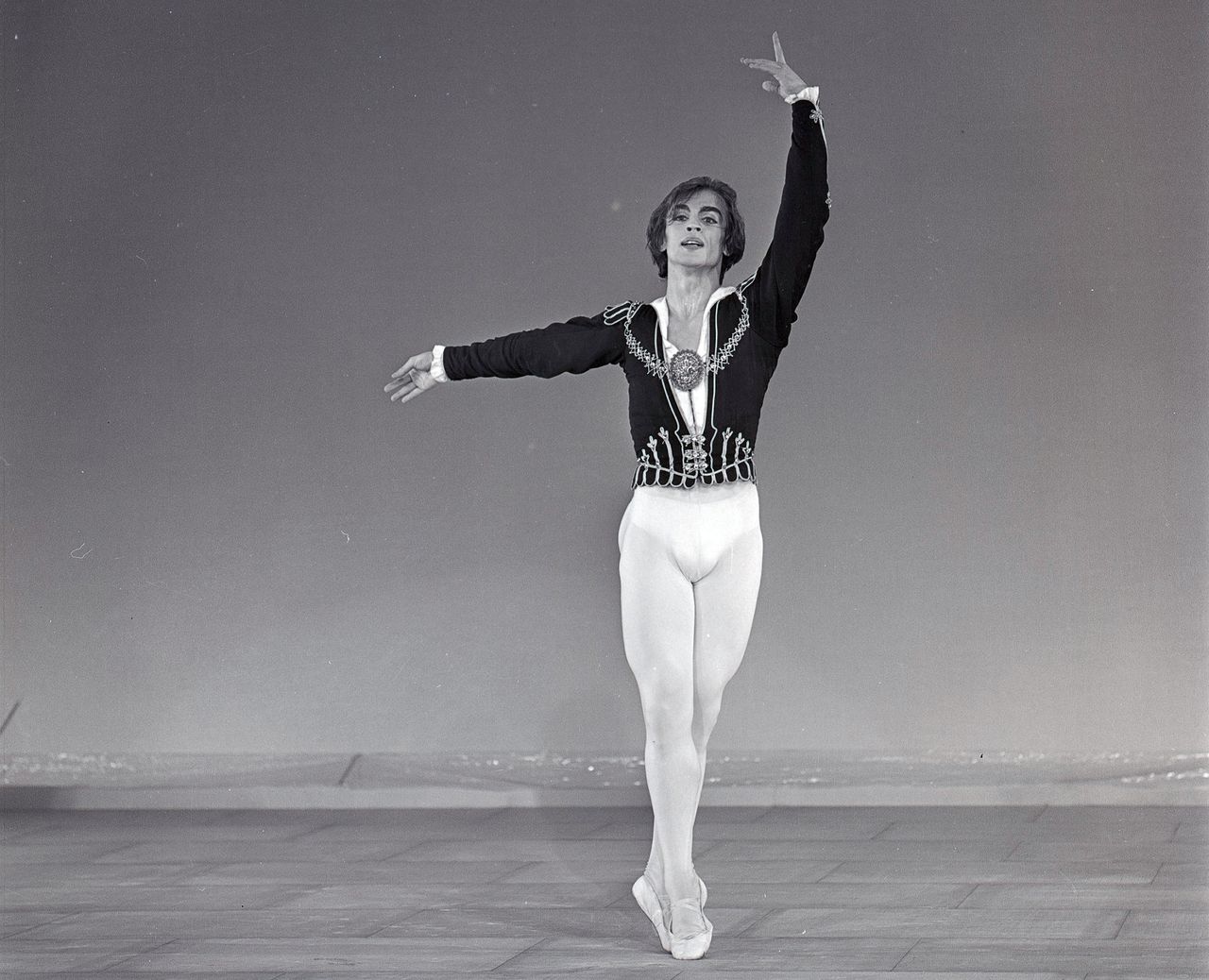 Rudolf Nureyev danst in 1965 in Amerikaanse tv-programma ‘The Hollywood Palace’.