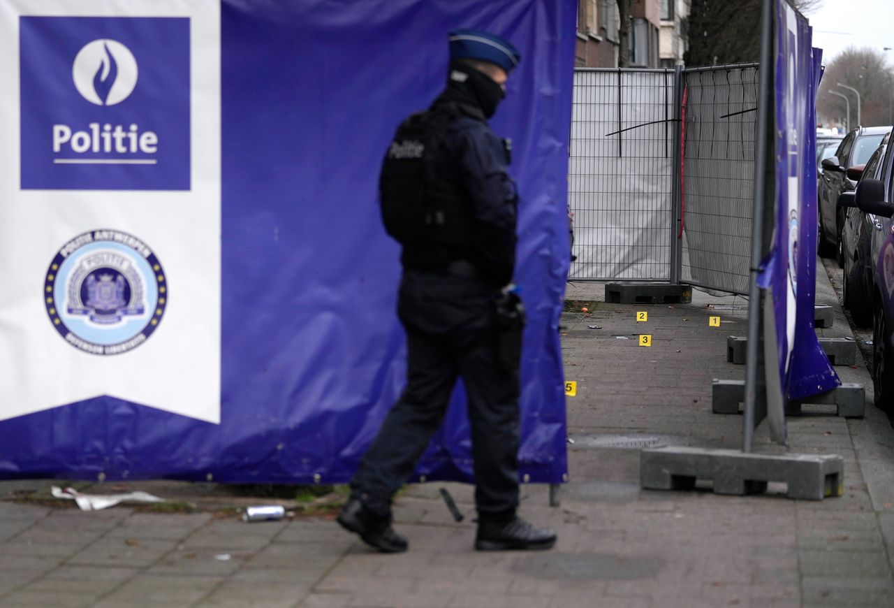 Een agent dinsdag na de dodelijke schietpartij in Merksem, Antwerpen.