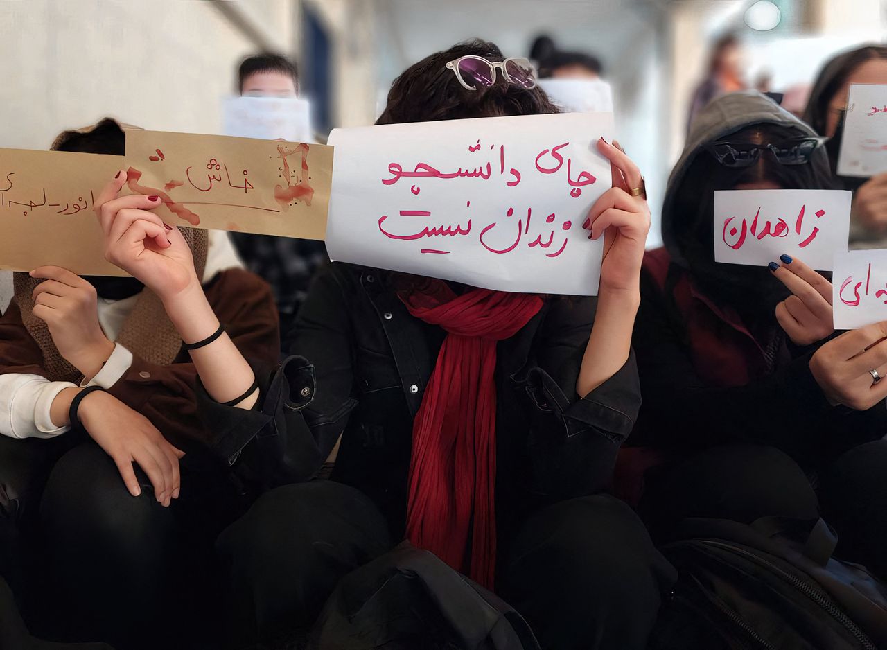 Een Iraanse studente houdt een bord omhoog met de leus ‘Er is geen plaats voor een student in de gevangenis’ tijdens een demonstratie in Teheran in november 2022.