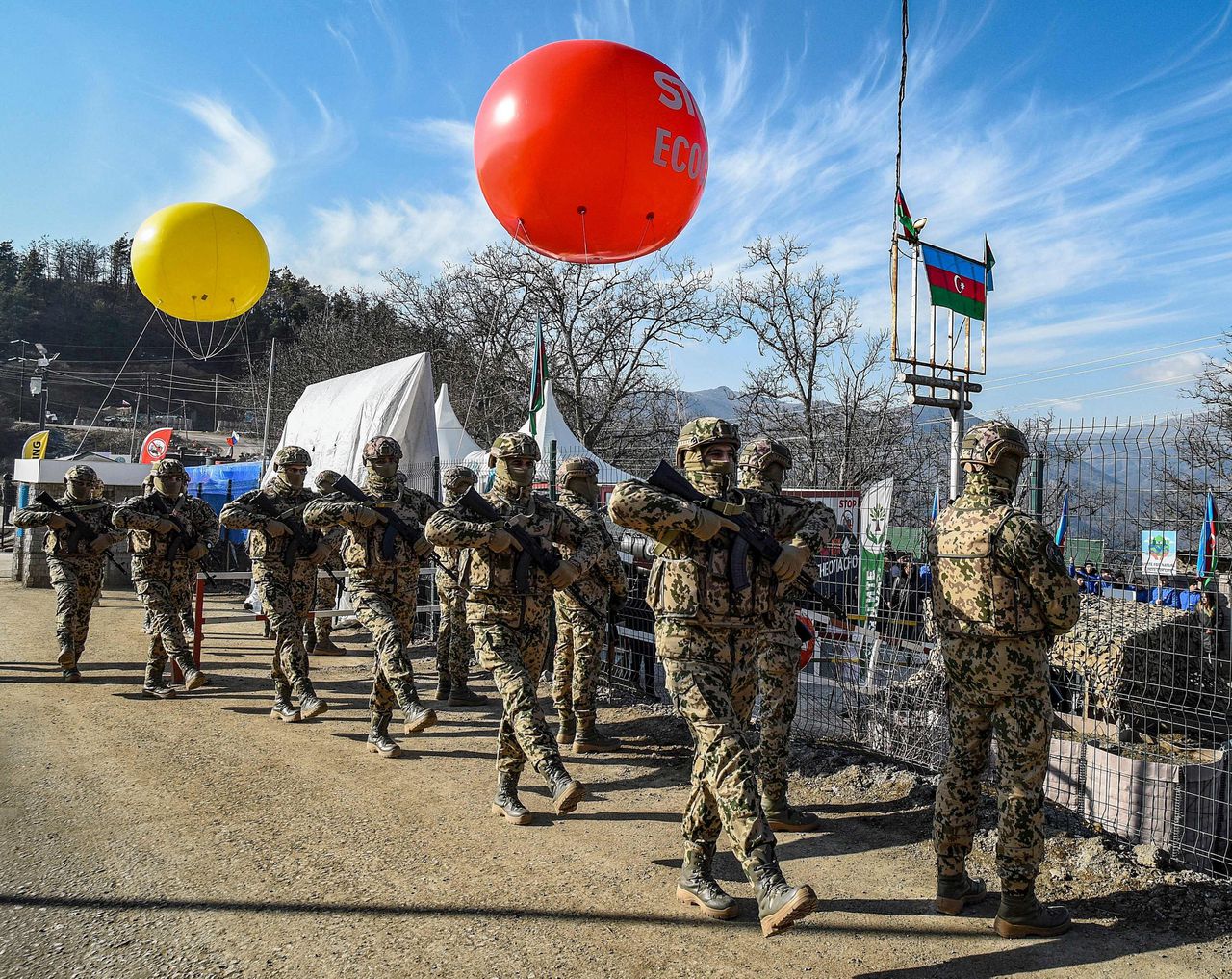 Azerbeidzjaanse militairen bij een checkpoint op de weg door de bergpas Lachin, die loopt richting de door Armenen bevolkte enclave Nagorno-Karabach.