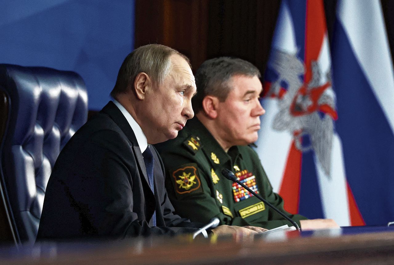 De Russische president Vladimir Poetin (l) en generaal Valeri Gerasimov vorige maand tijdens een bijeenkomst op het ministerie van Defensie in Moskou.