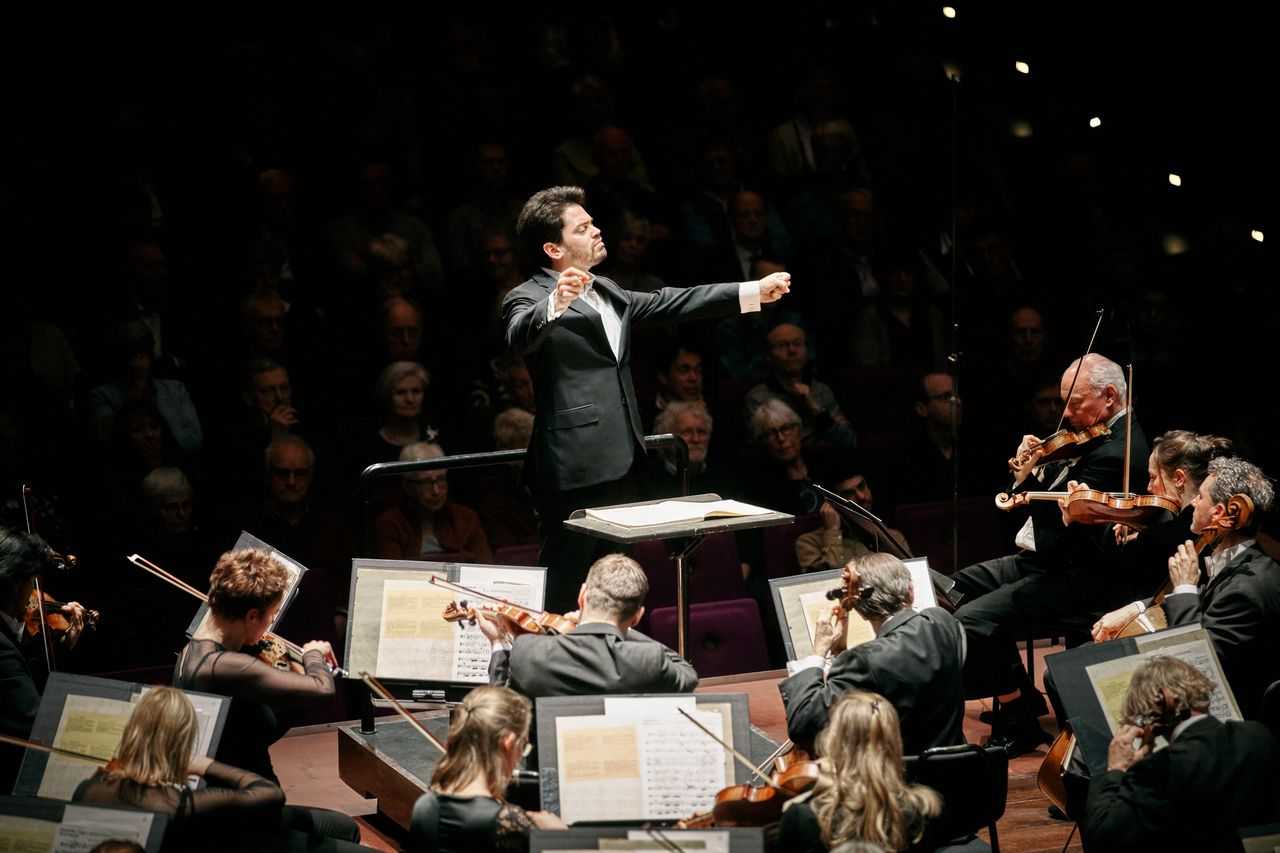 Chef-dirigent Lahav Shani dirigeert Strauss’ ‘Ein Heldenleben’ voor het Rotterdams Philharmonisch Orkest. Meest rechts van hem zit afscheidnemend concertmeester Igor Gruppman.