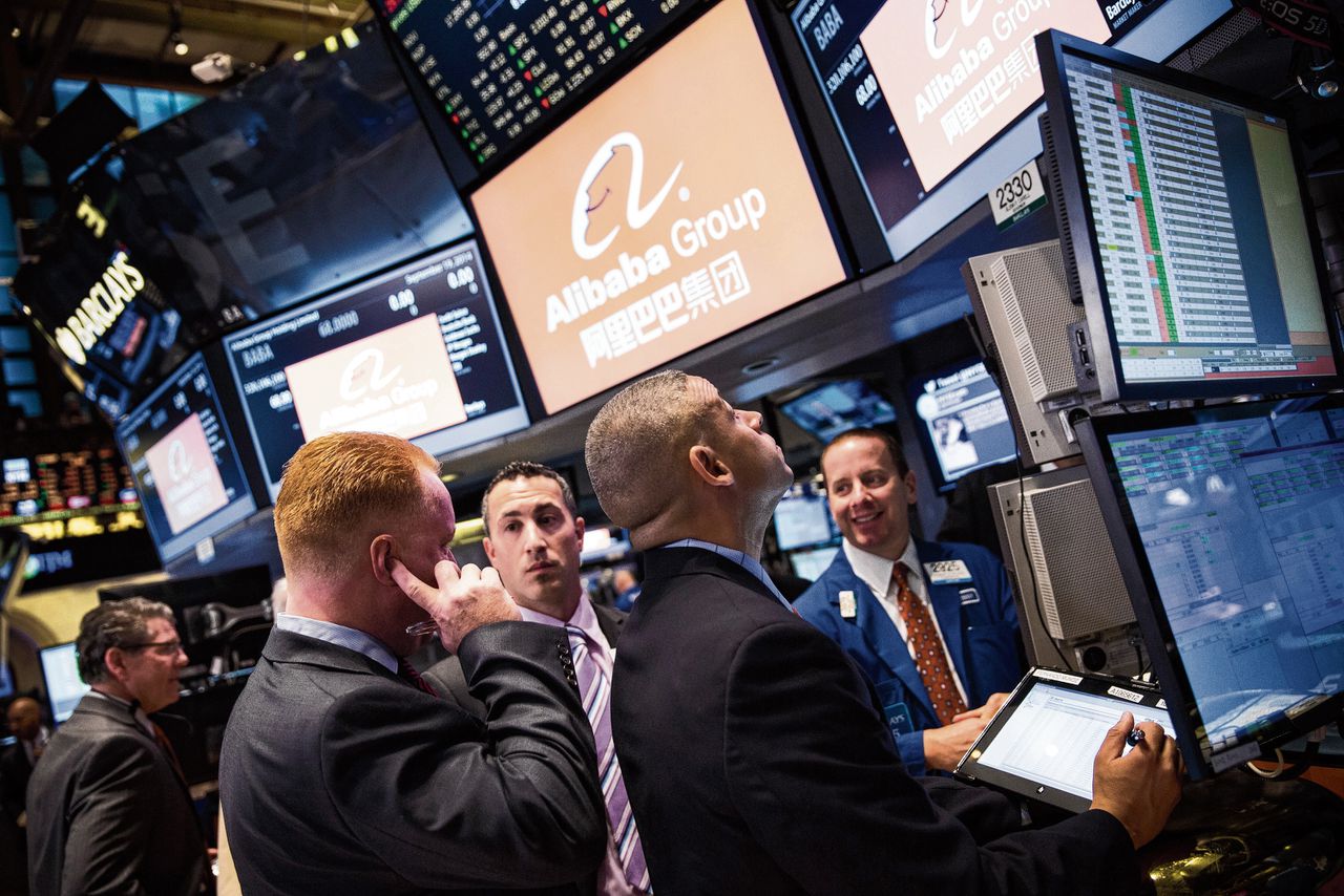 Beurshandelaren aan het werk op de vloer van de New York Stock Exchange voorafgaand aan de prijsaanbieding van Alibaba Group op 19 september 2014.