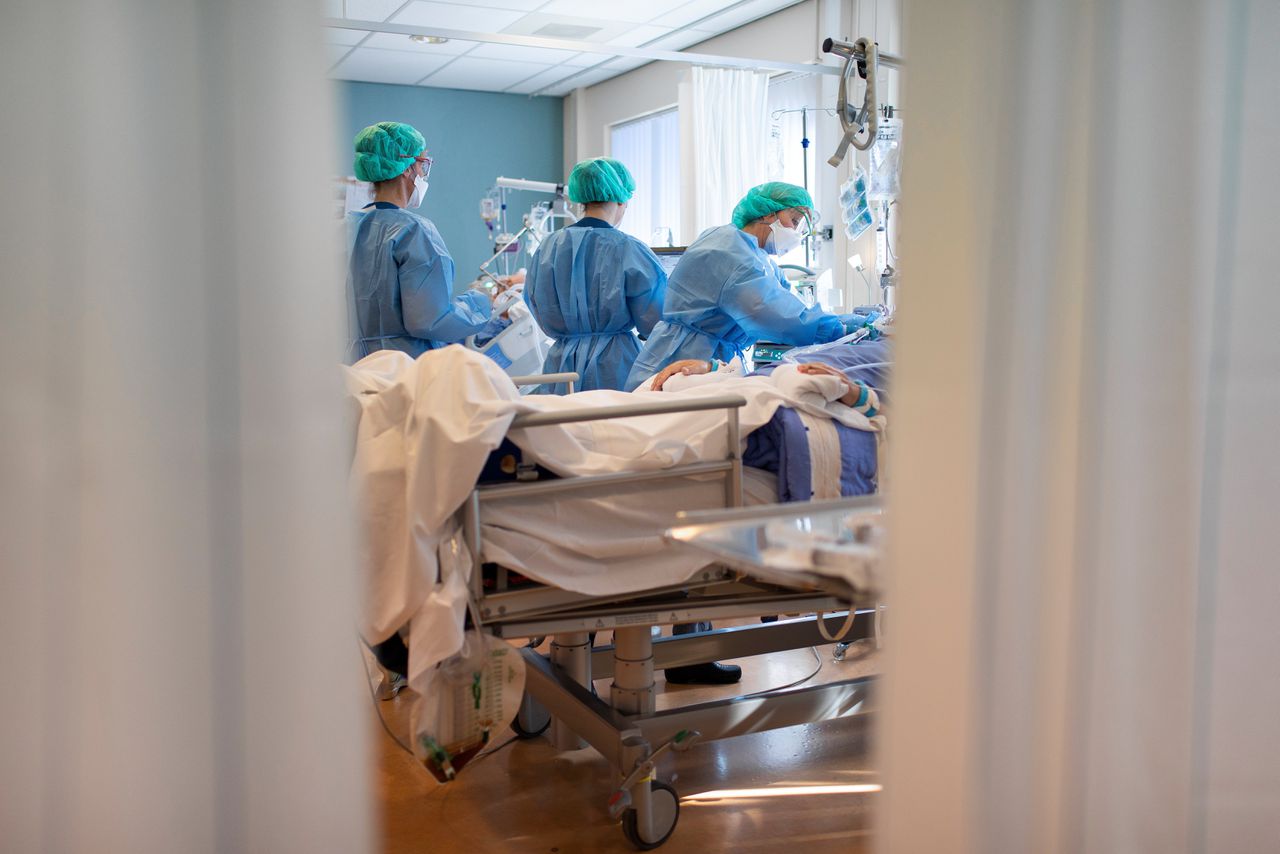 Verpleegkundigen met corona-patiënten op de intensive care-afdeling van een ziekenhuis in Zeeland in april 2022.