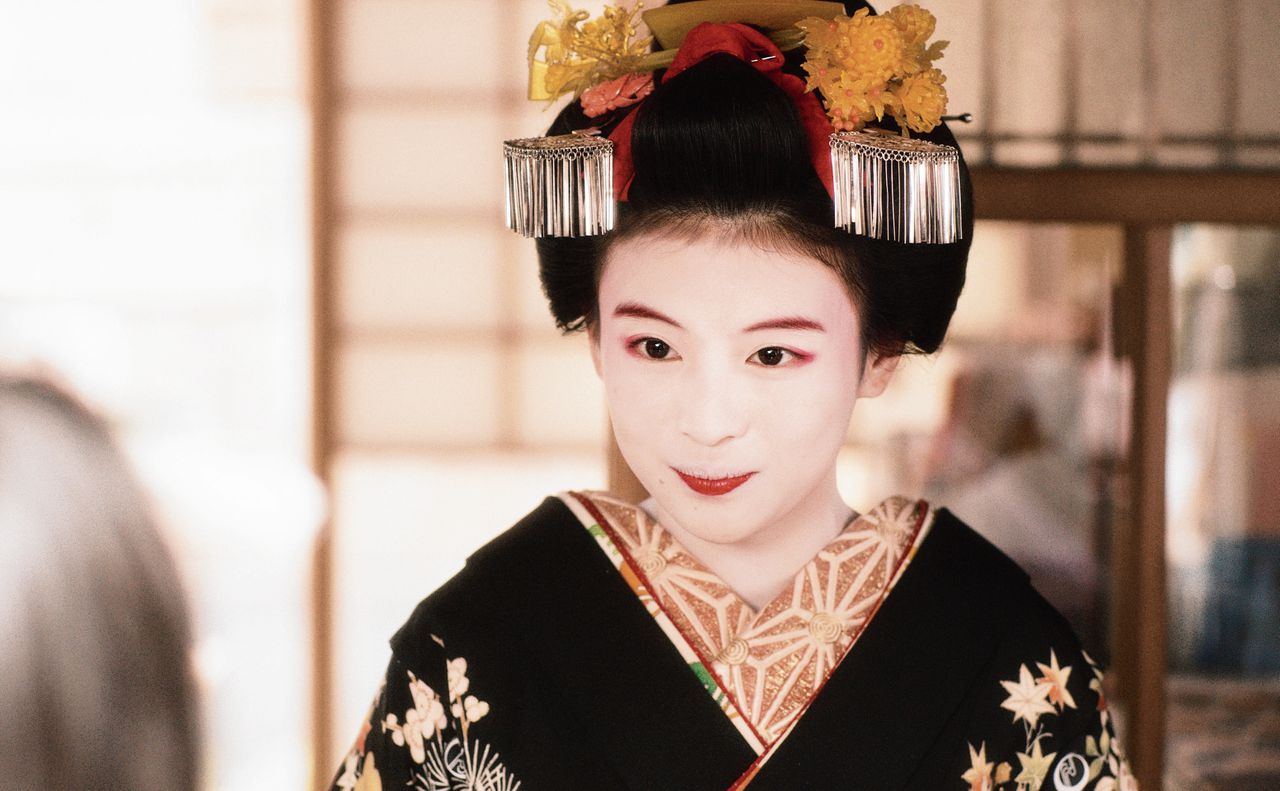 Kiyo (Nana Mori) in geishakleding, in ‘The Makanai: Cooking for the Maiko House’.